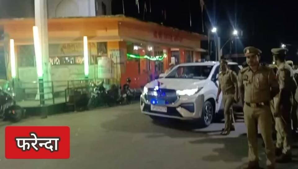 🚨 महराजगंज BREAKING NEWS
🔴 नवरात्रि पर सुरक्षा अलर्ट! आनंदनगर में DIG ने किया फ्लैग मार्च
महराजगंज। शारदीय नवरात्रि एवं दुर्गा पूजा के मद्देनजर DIG गोरखपुर शिवासिम्पी चन्नप्पा ने आनंदनगर बाजार में पैदल मार्च कर सुरक्षा व्यवस्था का जायजा लिया। विष्णु मंदिर से अंबेडकर तिराहा होते हुए मिल गेट तक फ्लैग मार्च निकाला गया। इस दौरान अधिकारियों को नियमित गश्त, भीड़ प्रबंधन और यातायात व्यवस्था दुरुस्त रखने के निर्देश दिए गए।
Ganesh Yadav
#PublicMaharajganj #Maharajganj #BreakingNews #DIGGorakhpur #Anandnagar #Navratri2026 #UPPolice