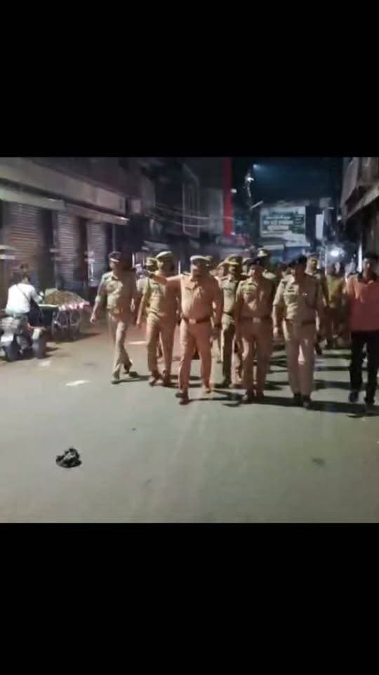 नवरात्रि पर्व के दृष्टिगत पुलिस अधीक्षक जालौन ने पुलिस बल के साथ उरई नगर क्षेत्र में किया फ्लैग मार्च/पैदल गश्त ।