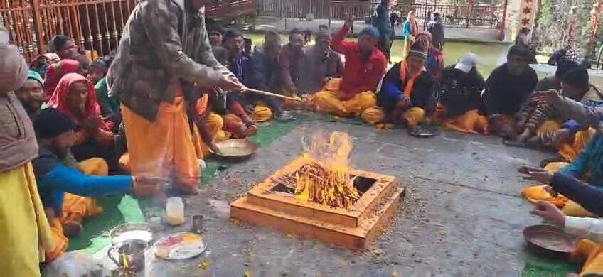 🌕 कार्तिक पूर्णिमा पर वाण में लाटू देवता मंदिर के कपाट शीतकाल हेतु बंद 🙏
चमोली जनपद के पवित्र वाण स्थित लाटू देवता मंदिर के कपाट आज कार्तिक पूर्णिमा के शुभ अवसर पर वैदिक मंत्रोच्चार और पारंपरिक विधि-विधान के साथ शीतकाल के लिए बंद कर दिए गए।
सुबह से ही ग्रामीणों व भक्तों की भारी भीड़ उमड़ पड़ी। सभी ने दर्शन कर माथा टेका और “जय नंदा देवी” के जयकारों से पूरा मंदिर परिसर गूंज उठा।
🙏 पुजारी खीम सिंह द्वारा गर्भगृह में विधिपूर्वक पूजा-अर्चना के बाद कपाट बंद किए गए।
✨ पौराणिक परंपरा के अनुसार
मां नंदा देवी के धर्मभाई लाटू देवता के कपाट हर वर्ष कार्तिक पूर्णिमा पर बंद होते हैं और अगले वैशाख पूर्णिमा को पुनः खोले जाते हैं।
इस पावन अवसर पर मंदिर समिति के अध्यक्ष कृष्ण बिष्ट सहित क्षेत्र पंचायत सदस्य, ग्राम प्रधान, महिला मंगल दल एवं क्षेत्रवासियों की बड़ी संख्या मौजूद रही।
❄️ भक्तों ने छह माह के लिए देवता का आशीर्वाद प्राप्त किया और भजन-कीर्तन से वातावरण देर तक भक्तिमय बना रहा।
जय लाटू देवता! जय नंदा देवी! 🙏