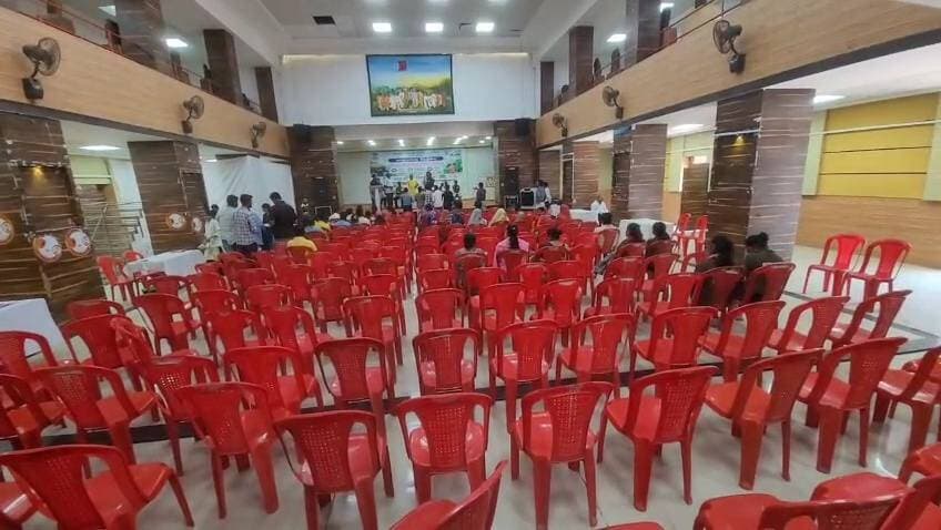 सफाई मित्र हड़ताल पर, स्वास्थ्य शिविर में खाली रहीं कुर्सियां; 329 महिलाओं की जांच के दावे पर सवाल
देवास। एक तरफ शहर की सफाई व्यवस्था ठप, दूसरी तरफ सफाई मित्रों के स्वास्थ्य परीक्षण के लिए शिविर। देवास नगर निगम की यह दोहरी तस्वीर शुक्रवार को मल्हार स्मृति मंदिर में सामने आई। नगर निगम ने 329 महिला सफाई मित्रों के निशुल्क स्वास्थ्य परीक्षण का दावा किया, लेकिन हड़ताल के बीच आयोजित शिविर में ज्यादातर कुर्सियां खाली नजर आईं। मौके पर गिनी-चुनी महिलाएं ही मौजूद थीं, जबकि पंडाल में नगर निगम के अधिकारी-कर्मचारी अधिक दिखाई दिए।
संयुक्त मोर्चा सफाई कर्मचारी संगठन के आह्वान पर सफाई मित्र अपनी पांच सूत्रीय मांगों को लेकर शुक्रवार से अनिश्चितकालीन हड़ताल पर चले गए हैं। संगठन के अनुसार, महिला और पुरुष सफाई मित्र इस हड़ताल में शामिल हैं। इसका असर शहर की सफाई व्यवस्था पर भी दिखाई देने लगा है।
इसी बीच इंदौर कैंसर फाउंडेशन चेरिटेबल ट्रस्ट के सहयोग से मल्हार स्मृति मंदिर में महिला सफाई मित्रों के लिए स्वास्थ्य परीक्षण और कैंसर स्क्रीनिंग शिविर आयोजित किया गया। नगर निगम की ओर से दावा किया गया कि निगम में कार्यरत सभी 329 महिला सफाई मित्रों का निशुल्क स्वास्थ्य परीक्षण कराया जाएगा। लेकिन शिविर में कम उपस्थिति ने इस दावे के क्रियान्वयन पर सवाल खड़े कर दिए।
329 महिलाओं की जांच का दावा, लेकिन लाभार्थी ही नदारद
जब सफाई मित्र अपनी मांगों को लेकर हड़ताल पर हैं, तब उनके स्वास्थ्य परीक्षण के लिए आयोजित शिविर में अपेक्षित उपस्थिति सुनिश्चित करने की क्या व्यवस्था की गई थी? क्या हड़ताल को देखते हुए निगम ने महिला सफाई मित्रों से संपर्क किया था? यदि शिविर सभी 329 महिलाओं के लिए था, तो इतनी कम संख्या में महिलाएं क्यों पहुंचीं?
शिविर में खाली पड़ी कुर्सियां इन सवालों को और गंभीर बनाती हैं। स्वास्थ्य परीक्षण जैसे जरूरी आयोजन का वास्तविक लाभ संबंधित कर्मचारियों तक पहुंचना चाहिए। केवल शिविर आयोजित कर देना पर्याप्त नहीं, बल्कि यह भी जरूरी है कि जिनके लिए शिविर लगाया गया है, वे इसका लाभ उठा सकें।
महापौर प्रतिनिधि ने कही जांच कराने की बात
महापौर प्रतिनिधि दुर्गेश अग्रवाल ने कहा कि इंदौर कैंसर फाउंडेशन की ओर से महिला सफाई मित्रों के लिए स्वास्थ्य शिविर लगाया गया है और सभी की जांच की जाएगी। हालांकि, मौके पर कम संख्या में महिलाओं की मौजूदगी के बीच सभी 329 महिला सफाई मित्रों की जांच किस तरह सुनिश्चित की जाएगी, यह स्पष्ट नहीं हो सका।
सैनिक संगठन ने उठाई शहीद स्मारक की मांग
कार्यक्रम के दौरान सैनिक संगठन का स्वागत-सम्मान भी किया गया। इस दौरान संगठन ने देवास शहर में शहीद स्मारक नहीं होने का मुद्दा उठाते हुए इसके निर्माण की मांग रखी। इस पर महापौर प्रतिनिधि दुर्गेश अग्रवाल ने कहा कि संगठन पहले स्थान चिह्नित करे। इसके बाद एमआईसी में प्रस्ताव लाकर शहीद स्मारक बनवाने का प्रयास किया जाएगा।
आयोजन हुआ, लेकिन तैयारी पर सवाल बरकरार
पूरा मामला नगर निगम की कार्यप्रणाली पर सवाल खड़ा करता है। एक ओर सफाई मित्र अपनी मांगों को लेकर आंदोलन कर रहे हैं, वहीं दूसरी ओर उन्हीं के स्वास्थ्य परीक्षण के लिए आयोजित शिविर में लाभार्थियों की उपस्थिति बेहद कम दिखाई दी।
सवाल यह नहीं कि स्वास्थ्य शिविर क्यों लगाया गया, बल्कि यह है कि 329 महिला सफाई मित्रों की जांच के दावे को हकीकत में बदलने के लिए निगम ने क्या तैयारी की थी? यदि हड़ताल के कारण महिलाएं शिविर में नहीं पहुंचीं, तो क्या उनके स्वास्थ्य परीक्षण के लिए कोई वैकल्पिक व्यवस्था बनाई जाएगी?
फिलहाल, खाली कुर्सियों के बीच आयोजित इस शिविर ने नगर निगम के दावों और जमीनी हकीकत के बीच के अंतर को उजागर कर दिया है। अब देखना यह है कि सभी महिला सफाई मित्रों की स्वास्थ्य जांच का लक्ष्य पूरा होता है या यह आयोजन महज औपचारिकता बनकर रह जाता है।