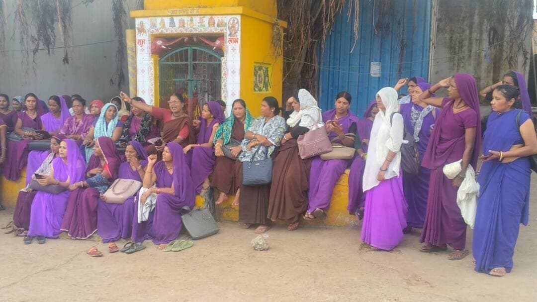 शाहनगर में आशा कार्यकर्ताओं की हड़ताल जारी, आधे-अधूरे भुगतान से नाराजगी!
ब्लॉक अध्यक्ष आराधना दुबे का आरोप—विरोध के बाद कुछ खातों में आई राशि, लेकिन मांगों का पूर्ण निराकरण अब भी नहीं।
शाहनगर। लंबित प्रोत्साहन राशि और विभिन्न भुगतानों की मांग को लेकर आशा-ऊषा श्रमिक संघ की अनिश्चितकालीन कलमबंद हड़ताल 6 अक्टूबर से लगातार जारी है। संगठन का कहना है कि विरोध के बाद कुछ कार्यकर्ताओं के खातों में राशि आई है, लेकिन अभी भी कई भुगतान लंबित हैं।
संगठन की ब्लॉक अध्यक्ष आराधना दुबे ने विभाग की कार्यप्रणाली पर नाराजगी जताते हुए कहा कि कार्यकर्ताओं को केवल आश्वासन मिला है। कुछ खातों में आधी-अधूरी राशि आने के बावजूद उनकी प्रमुख मांगों का पूरी तरह निराकरण नहीं हुआ है।
क्या हैं प्रमुख मांगें?
▪️ आशा कार्यकर्ताओं की लंबित प्रोत्साहन राशि का भुगतान।
▪️ जननी सुरक्षा योजना की प्रोत्साहन राशि का भुगतान।
▪️ जीवन ज्योति बीमा की राशि का निराकरण।
▪️ आशा पर्यवेक्षकों की बकाया प्रोत्साहन राशि का भुगतान।
▪️ विभिन्न स्वास्थ्य सेवाओं से जुड़े लंबित भुगतानों का निराकरण।
संगठन का कहना है कि जब तक सभी लंबित भुगतानों का पूर्ण निराकरण नहीं होता, तब तक आंदोलन जारी रहेगा।
अब सवाल यह है कि आशा कार्यकर्ताओं की मांगों का समाधान कब होगा और अनिश्चितकालीन हड़ताल कब समाप्त होगी?
आपकी राय क्या है? अपनी प्रतिक्रिया कमेंट में जरूर लिखें।
शाहनगर, रैपुरा और पन्ना जिले की सटीक एवं निष्पक्ष खबरों के लिए हमारे फेसबुक पेज Gajendra Singh को फॉलो करें।
#Shahnagar #AshaWorkers #आशाकार्यकर्ता #आशाऊषा #हड़ताल #लंबितभुगतान #PannaNews #Raipura #मध्यप्रदेश