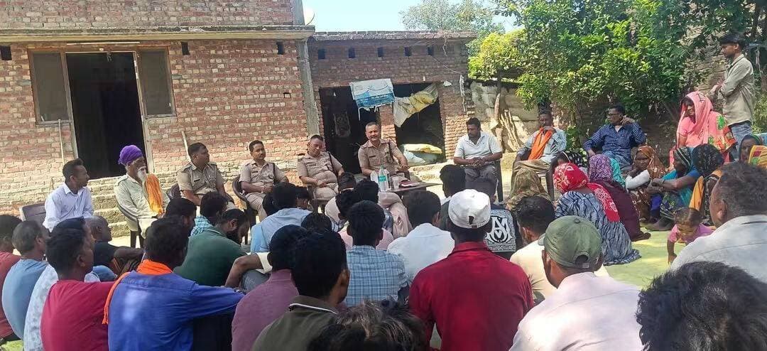 बाजपुर न्यूज
बन्नाखेड़ा चौकी प्रभारी ने खंबारी गांव में ग्रामीणों को किया जागरूक
साइबर अपराधों से सतर्क रहने और यातायात नियमों का पालन करने की अपील
बाजपुर। बन्नाखेड़ा चौकी प्रभारी सुरेंद्र खड़ायत ने खंबारी गांव में ग्रामीणों को साइबर अपराधों के प्रति जागरूक किया। इस दौरान उन्होंने ग्रामीणों को साइबर ठगी से बचने के उपाय बताए और अनजान कॉल, संदिग्ध लिंक तथा ऑनलाइन धोखाधड़ी से सतर्क रहने की सलाह दी।
इसके साथ ही उन्होंने ग्रामीणों को यातायात नियमों की जानकारी देते हुए उनका पालन करने की अपील की। उन्होंने कहा कि सड़क सुरक्षा के लिए यातायात नियमों का पालन करना बेहद जरूरी है। पुलिस प्रशासन ने ग्रामीणों से साइबर अपराधों के प्रति सजग रहने, यातायात नियमों का पालन करने और अन्य लोगों को भी जागरूक करने की अपील की।