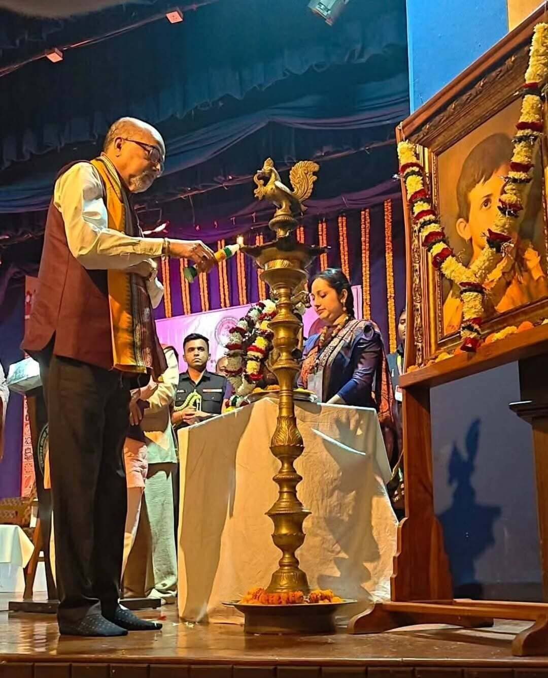 छत्तीसगढ़ के माननीय राज्यपाल श्री रमेन डेका जी मंगलवार को खैरागढ़ स्थित राजकुमारी इंदिरा सिंह कला संगीत विश्वविद्यालय के 70वें स्थापना दिवस समारोह में बतौर मुख्य अतिथि शामिल हुए। इस दौरान सांसद श्री संतोष पांडे जी भी उपस्थित रहें।
#kcgdistt