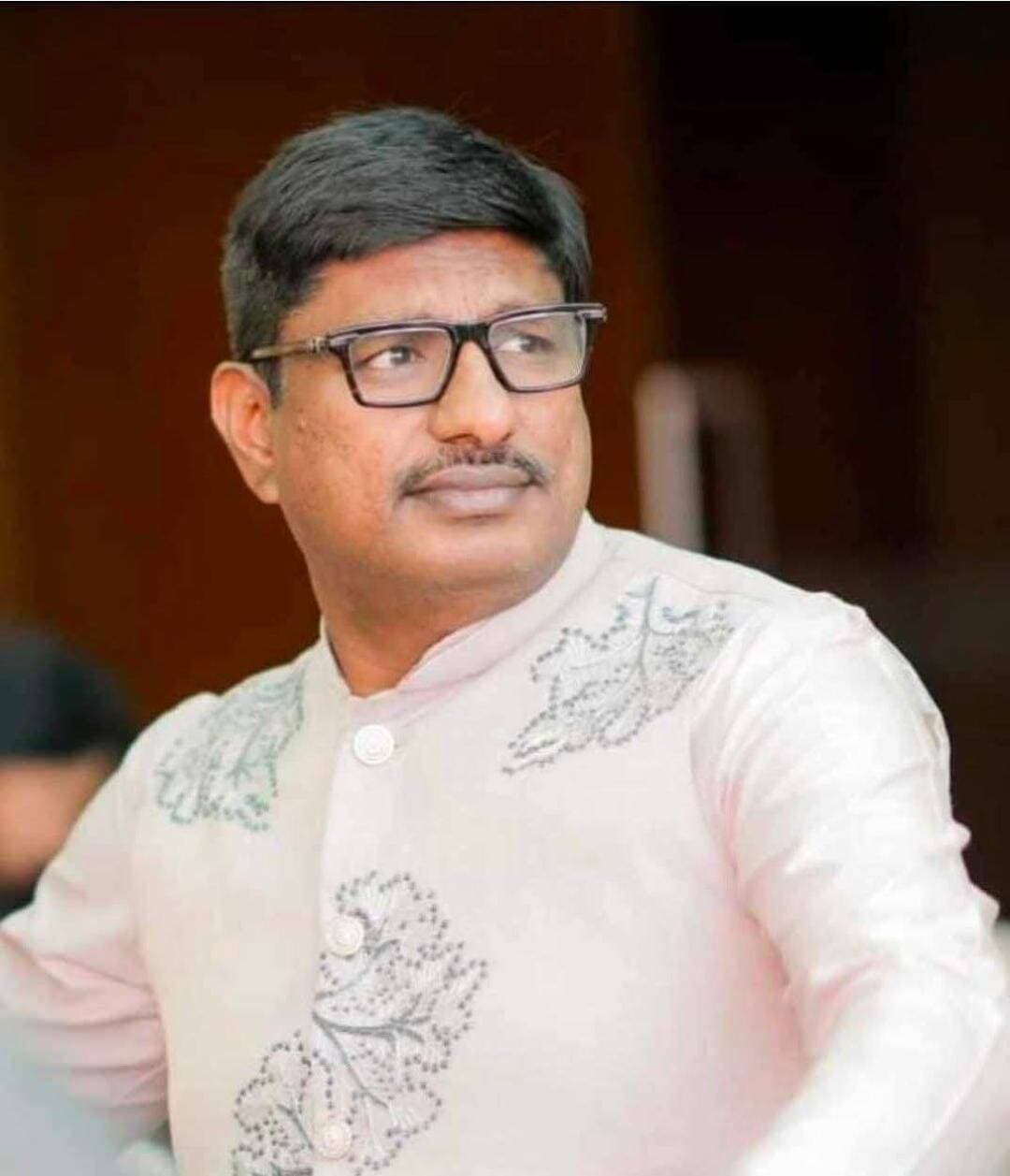 20 साल का रिश्ता, 14 दिन का यादगार सफर - रायगढ़ की अग्रसेन जयंती पूरे देश में अनूठी : अनूप बंसल
रायगढ़। अग्रकुल प्रवर्तक महाराजा अग्रसेन जी की 14 दिवसीय जयंती महोत्सव ने इस वर्ष रायगढ़ में भव्यता, एकजुटता और आपसी सहयोग की नई मिसाल पेश की है। सफल आयोजन के बाद महोत्सव के संयोजक अनूप बंसल ने कहा कि रायगढ़ जैसी अग्रसेन जयंती पूरे हिंदुस्तान में कहीं नहीं मनाई जाती।
बंसल ने अपने अनुभव साझा करते हुए कहा कि उनके लिए यह सिर्फ एक आयोजन नहीं, बल्कि जीवनभर याद रहने वाला अनुभव रहा।
▫️20 साल से जुड़ा है नाता
अनूप बंसल ने बताया कि वे पिछले 20 वर्षों से अग्रसेन जयंती से जुड़े हैं। पहले वे एक प्रतियोगी और खिलाड़ी के रूप में भाग लेते थे, लेकिन इस वर्ष संयोजक की जिम्मेदारी मिलने पर उन्हें आयोजन को एक अलग और व्यापक दृष्टिकोण से देखने का मौका मिला। इन 14 दिनों में पूरा अग्र समाज एक परिवार की तरह एकजुट नजर आया।
▫️70 से अधिक प्रतियोगिताओं से बढ़ा उत्साह
इस दौरान 70 से अधिक प्रतियोगिताओं, सांस्कृतिक कार्यक्रमों और विभिन्न गतिविधियों का आयोजन किया गया। बच्चों, युवाओं, मातृशक्ति और वरिष्ठजनों की सक्रिय भागीदारी ने हर कार्यक्रम को विशेष बना दिया। सुबह से देर रात तक उत्साह का माहौल बना रहा। शोभायात्रा में उमड़ी अपार भीड़, मातृशक्ति की सहभागिता और युवाओं के जोश ने आयोजन की भव्यता में चार चांद लगा दिए।
▫️टीम-वर्क बना सफलता का मंत्र
बंसल ने आयोजन की सफलता का श्रेय पूरे समाज को देते हुए कहा कि आयोजन समिति के प्रत्येक सदस्य, वरिष्ठजनों और सहयोगियों ने अपनी जिम्मेदारी पूरी निष्ठा से निभाई। आपसी तालमेल और विश्वास के कारण इतना बड़ा आयोजन बिना किसी विवाद के सफलतापूर्वक संपन्न हुआ।
अंत में उन्होंने सभी अग्रबंधुओं, मातृशक्ति, युवा साथियों, प्रायोजकों, मीडिया प्रतिनिधियों और रायगढ़ की जनता के प्रति आभार व्यक्त किया और कहा कि समाज का विश्वास ही उनकी सबसे बड़ी ताकत और पूंजी है। उन्होंने उम्मीद जताई कि महाराजा अग्रसेन के आदर्शों पर चलते हुए समाज की यह एकता आगे भी कायम रहेगी।
