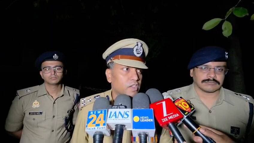 मंदिर के पुजारी स्वामी देवानन्द भारती की गोली मारकर हत्या, घटनास्थल पर पहुंचे DIG अभिषेक सिंह और SSP सूरज कुमार राय!!
हत्याकांड के खुलासे के लिए SOG, सर्विलांस और थाना पुलिस की 3 टीमें गठित, आरोपियों की तलाश तेज!!