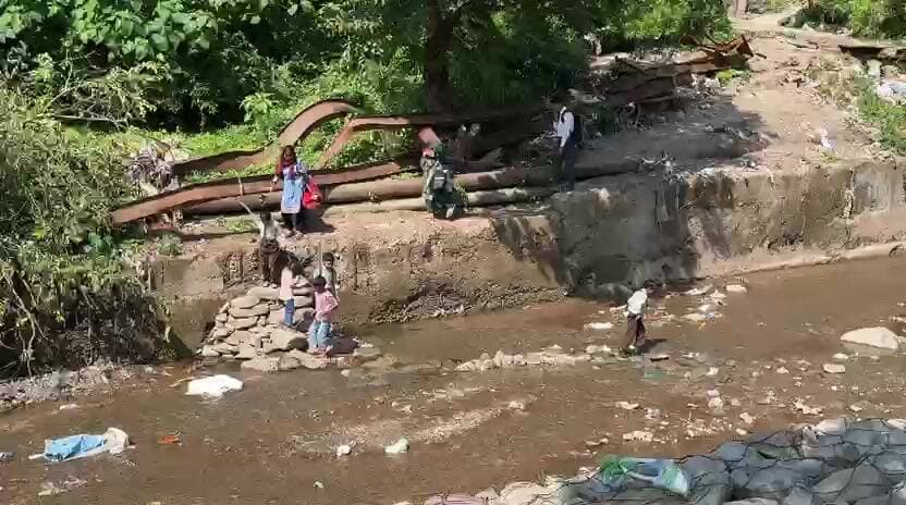 पंचकूला: हंडिया मोहल्ले में टूटा पुल, बच्चों और ग्रामीणों के लिए खतरा जारी