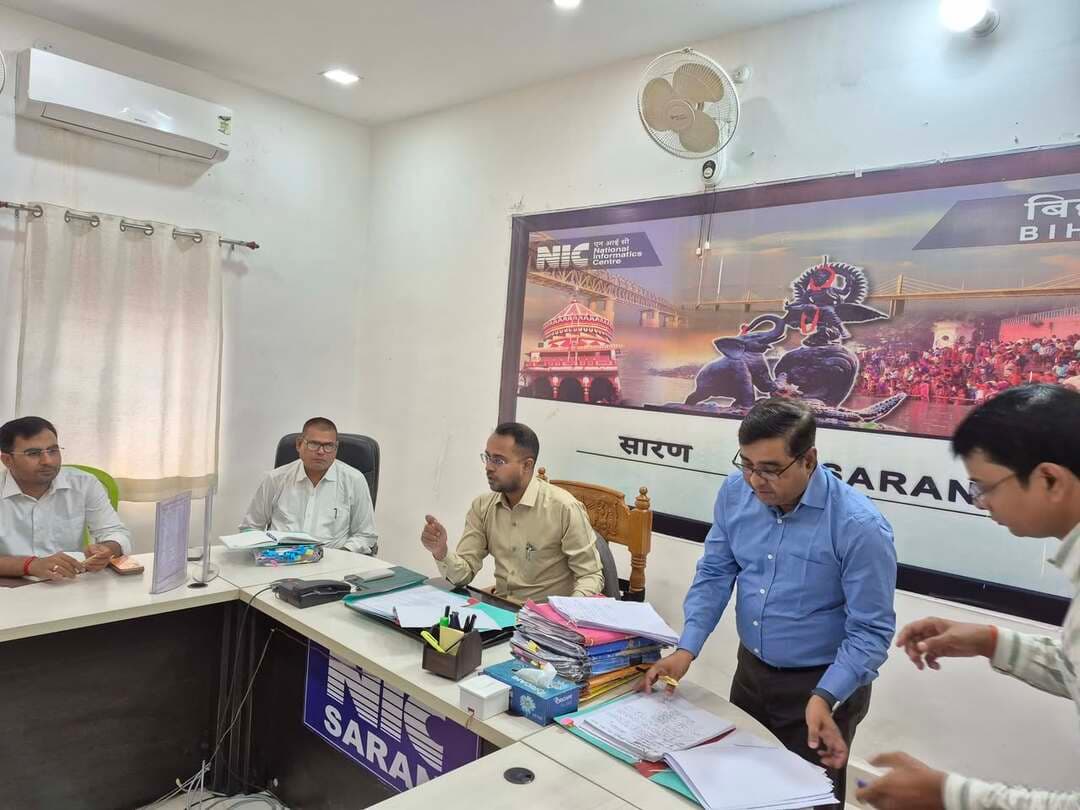 रैयती भूमि के क्रय से संबंधित 63 प्रस्तावों की समीक्षा, जिलाधिकारी ने अभिलेखों के सत्यापन के बाद ही प्रतिवेदन समर्पित करने का दिया निर्देश
छपरा, दिनांक 14 अक्टूबर 2026।
जिला पदाधिकारी, सारण श्री वैभव श्रीवास्तव की अध्यक्षता में आज रैयती भूमि के सरकार द्वारा क्रय किए जाने से संबंधित प्रस्तावों की समीक्षा हेतु बैठक आयोजित की गई। बैठक में विभिन्न अंचलों से प्राप्त कुल 63 प्रस्तावों की समीक्षा की गई तथा भूमि से संबंधित अभिलेखों की शुद्धता, विवादरहित स्थिति एवं निर्धारित प्रक्रिया के अनुपालन पर विशेष बल दिया गया।
बैठक में प्राप्त प्रस्तावों का अंचलवार विवरण निम्नवत है— छपरा सदर से 26, सोनपुर से 16, दरियापुर से 14, गड़खा से 4, नगर अंचल से 2 तथा दिघवारा से 1 प्रस्ताव प्राप्त हुआ था।
भूमि क्रय की प्रक्रिया एवं अभिलेखों की समीक्षा
बैठक में रैयती भूमि के क्रय से संबंधित निर्धारित प्रक्रिया के विभिन्न चरणों पर चर्चा की गई। इसके तहत जिला पदाधिकारी के समक्ष उपस्थित प्रस्ताव में संबंधित अंचलाधिकारी द्वारा खाता, खेसरा, खतियान, भूमि की स्थिति, एल.पी.सी. तथा स्थल जांच से संबंधित प्रतिवेदन सहित सभी आवश्यक अभिलेखों का सत्यापन प्रतिवेदन शामिल रहता है। जिसके आधार पर निर्णय लेते हुए निर्धारित प्रक्रिया के अनुसार प्रस्ताव सक्षम स्तर पर अनुमोदन हेतु भेजा जाता है। अनुमोदन के बाद बिहार राज्य आवास बोर्ड द्वारा नियमानुसार आगे की कार्रवाई एवं निबंधन की प्रक्रिया पूरी की जाती है।
अंचलाधिकारियों को स्वयं सत्यापन कर प्रतिवेदन देने का निर्देश
जिला पदाधिकारी श्री वैभव श्रीवास्तव ने सभी संबंधित अंचलाधिकारियों को निर्देश दिया कि भूमि क्रय से संबंधित प्रस्तावों पर प्रतिवेदन समर्पित करने से पूर्व वे स्वयं सभी आवश्यक अभिलेखों की गहन जांच करें। खाता, खेसरा, खतियान, एल.पी.सी., स्थल निरीक्षण प्रतिवेदन तथा भूमि के विवादरहित होने से संबंधित तथ्यों का समुचित सत्यापन सुनिश्चित करें। केवल अभिलेखों के आधार पर औपचारिक प्रतिवेदन देने के बजाय भूमि की वास्तविक स्थिति से संतुष्ट होने के बाद ही प्रतिवेदन समर्पित किया जाए।
जिला पदाधिकारी ने स्पष्ट किया कि भूमि क्रय से संबंधित प्रस्तावों के निष्पादन में अभिलेखों की शुद्धता, स्थल जांच की विश्वसनीयता तथा निर्धारित प्रक्रिया का अनुपालन अनिवार्य है। संबंधित अंचलाधिकारियों द्वारा सत्यापित प्रतिवेदन प्राप्त होने के बाद ही प्रस्तावों पर आगे की कार्रवाई की जाएगी। इससे भूमि क्रय की प्रक्रिया को पारदर्शी, नियमानुकूल एवं त्रुटिरहित बनाया जा सकेगा।
