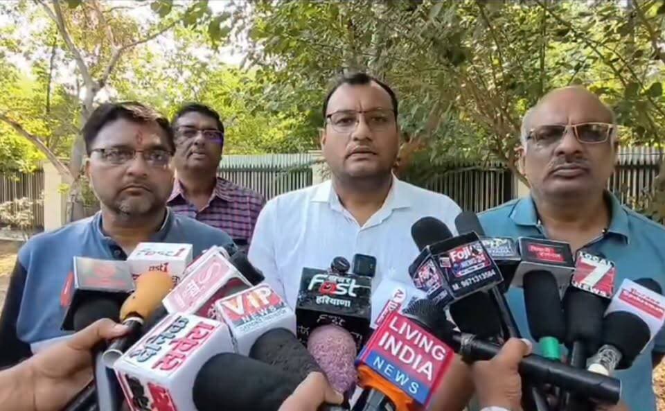 भिवानी पशु चिकित्सा विभाग के अधिकारियों पर लगे बड़े आरोप....
भिवानी नंदीशाला में नंदियों के खुर खराब होने पर विवाद, सेवा दल ने उठाए सवाल ?