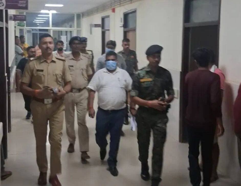 मुजफ्फरपुर में जमानत के बाद भी सीओ की बढ़ीं मुश्किलें, सदर-मुसहरी थाने में नए केस दर्ज; एसएसपी ने दी सख्त चेतावनी
पूरी खबर कमेंट बॉक्स में पढ़ें
