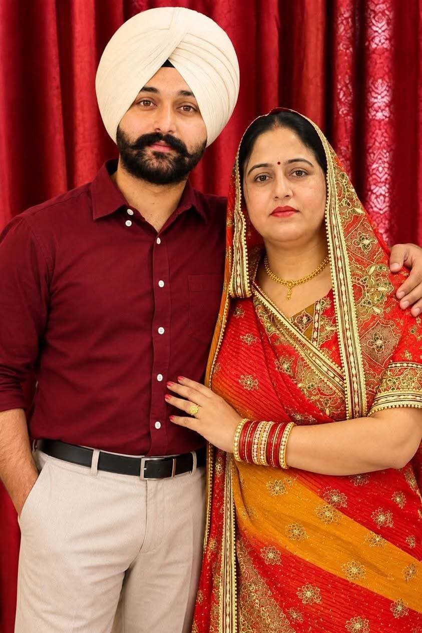 Rampur न्यूज़ : मां के सुहाग को बेटे ने गोलियों से दिनदहाड़े भून दिया! सौतेले पिता का हत्यारा बेटा!
#RampurMurderCase #RampurBreakingNews #RampurPolice #RampurNavjotSinghMurder
------------------------
मां की दूसरी शादी से नाराज सौतेला बेटा? कारोबारी नवजोत सिंह हत्याकांड में 2 गिरफ्तार!
उत्तर प्रदेश के रामपुर में कारोबारी नवजोत सिंह की दिनदहाड़े गोली मारकर हत्या के मामले में पुलिस ने दो आरोपियों को गिरफ्तार किया है। पुलिस के मुताबिक, आरोपियों को मिलकखानम थाना क्षेत्र में पीपलीवन जंगल के पास नहल बैराज के नजदीक से पकड़ा गया। पुलिस ने उनके पास से हथियार, कारतूस और वारदात में इस्तेमाल की गई ग्रे रंग की ऑल्टो कार बरामद करने की बात कही है।
रामपुर में कार वॉशिंग सेंटर संचालक नवजोत सिंह की हत्या का पुलिस ने खुलासा कर दिया है। नवजोत सिंह ने फरवरी 2026 में आरोपी अवदीप की मां कमलजीत कौर से दूसरी शादी की थी। पुलिस के अनुसार, इसकी जानकारी होने के बाद से ही अवदीप नाराज था। वह पहले भी यहां आना चाहता था, लेकिन आ नहीं सका।
शादी के आठ माह बाद भारत आकर उसने इस घटना को अंजाम दिया। मां की दूसरी शादी से नाराज होकर अवदीप सिंह ने अपने सौतेले पिता नवजोत सिंह की हत्या की साजिश रची।