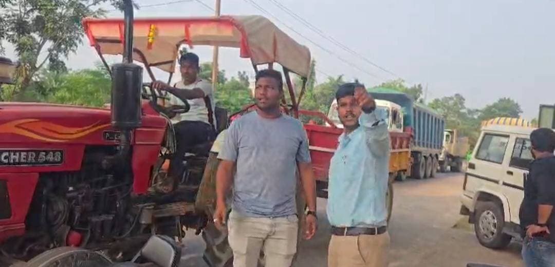 ଆକ୍ସନ ମୋଡ଼ ରେ ଖଣି ଅଧିକାରୀ। ପଶ୍ଚିମବଙ୍ଗ କୁ ଚୋରା ଚାଲାଣ ବେଳେ ମାଡ଼ି ବସି ଲେ ଖଣି ଅଧିକାରୀ। ଖଣି ବିଭାଗର ବଡ଼ ଧରଣର ରେଡ଼ । ଗୁଡ଼ାଇ ଗୁଡ଼ାଇ ଧରିଲା ବେ ଆଇନ ବାଲି ବୋଝେଇ ଟ୍ରାକଟର କୁ । ଦହମୁଣ୍ଡା ରେ ସୁବର୍ଣ୍ଣରେଖା ନଦୀପଠାରୁ ଦିର୍ଘଦିନ ଧରି ବାଲି ଉତ୍ତୋଳନ କରି ବହିନେଉଯାଉଥିଲେ। ଖବର ପାଇ ଖଣି ବିଭାଗର ଜୁନିଅର ଅଧିକାରୀ ଜଗନ୍ନାଥ ଦାସ ଓ ଅଭିଷେକ ଙ୍କ ନେତୃତ୍ବରେ ଦୁଇଜଣ ଅଧିକାରୀ ଦହମୁଣ୍ଡା ନିକଟରୁ ଚାରୋଟି ବାଲି ଟ୍ରାକଟର ଜବଦ କରି କମର୍ଦ୍ଦା ଥାନାରେ ଜିମା ଦେଇଛନ୍ତି । ମାସ ମାସ ଧରି ସୁବର୍ଣ୍ଣରେଖା ନଦୀ ପଠା ଦହମୁଣ୍ଡା ଠାରୁ ପ୍ରେତେକ ଦିନ ଶହ ଶହ ଟ୍ରିପ ମାଟି ଓ ବାଲି ଦିନ ଦ୍ୱିପ୍ରହରରେ ବିଭିନ୍ନ ଜାଗାକୁ ଚୋରା ଚାଲାଣ ହଉଥିଲା । ମୋଟା ଅଙ୍କର ଅର୍ଥ ଉପାର୍ଜନ କରୁଥିଲେ ମାଫିଆ ।
Surajtv Surajtv Odia CMO Odisha Pratap Chandra Sarangi Collector & DM Balasore