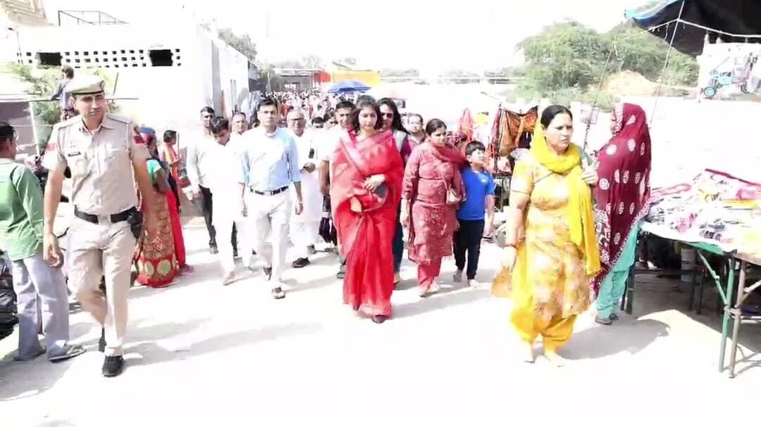 बेरी: डीसी वर्षा खांगवाल ने मां भीमेश्वरी देवी मंदिर नवरात्र मेले का किया निरीक्षण