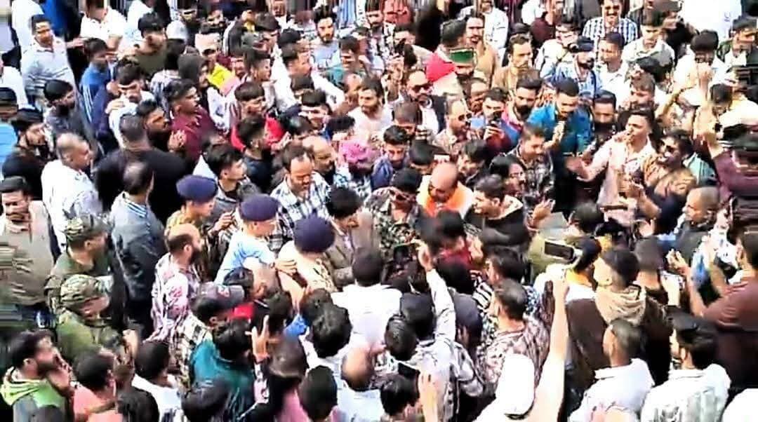चंबा में गोवंश हत्या के विरोध में हिंदू संगठनों का धरना-प्रदर्शन, आरोपियों की गिरफ्तारी की मांग
पहाड़ी न्यूज़ सुनील पहाड़ी ✍️
चंबा में सिल्लाघ्राट क्षेत्र में गोवंश की हत्या की घटना के विरोध में हिंदू संगठनों ने धरना-प्रदर्शन कर रोष जताया। प्रदर्शनकारियों ने मामले में संलिप्त आरोपियों की जल्द गिरफ्तारी की मांग उठाई।
Suneel Pahadi ✍️
#चंबा #गोवंशहत्या #धरनाप्रदर्शन #हिंदूसंगठन #सिल्लाघ्राट #ChambaNews #HimachalPradesh #PahadiNews #SunilPahadi