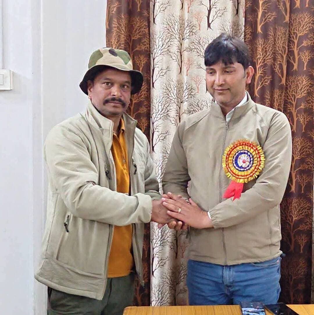 सलूणी स्ट्राइकर्स की टीम किट का विधिवत शुभारंभ, चारों प्रायोजकों का जताया आभार
पहाड़ी न्यूज़ सुनील पहाड़ी ✍️
सलूणी (चंबा)। सलूणी स्ट्राइकर्स की टीम किट का बुधवार को चंदन रेस्टोरेंट, सलूणी में विधिवत शुभारंभ किया गया। इस अवसर पर ग्राम पंचायत सलूणी के प्रधान मदन मोहन शर्मा मुख्य अतिथि के रूप में उपस्थित रहे।
कार्यक्रम में भारतीय जनता पार्टी मंडल सलूणी के अध्यक्ष एवं पंचायत समिति उपाध्यक्ष मदन ठाकुर तथा मिनर्वा पब्लिक स्कूल सलूणी के एमडी एवं DRDJ के ऑनर वीरेंद्र जरयाल विशेष रूप से मौजूद रहे। इन सभी गणमान्य व्यक्तियों ने टीम की किट तैयार करवाने में सहयोग देकर खिलाड़ियों का उत्साह बढ़ाया।
वहीं, लक्ष्य अकैडमी सलूणी के संचालक अंकित ठाकुर ने टीम के खिलाड़ियों के लिए कैप प्रायोजित की। इस तरह चारों प्रायोजकों ने सलूणी स्ट्राइकर्स की टीम को प्रोत्साहित करने में महत्वपूर्ण योगदान दिया।
इस दौरान टीम के कप्तान प्रीतम सिंह अपनी पूरी टीम के साथ मौजूद रहे। टीम की ओर से सभी चारों प्रायोजकों का आभार व्यक्त किया गया।
खेलों को बढ़ावा देने में स्थानीय सहयोग अहम
सलूणी स्ट्राइकर्स के टीम प्रबंधन एवं खिलाड़ियों ने कहा कि खेलों को बढ़ावा देने के लिए स्थानीय स्तर पर मिलने वाला सहयोग खिलाड़ियों का मनोबल बढ़ाता है। ऐसे प्रयास युवाओं को खेलों के प्रति प्रेरित करने के साथ-साथ बेहतर प्रदर्शन करने का हौसला भी देते हैं।
टीम ने सभी चारों प्रायोजकों का दिल की गहराइयों से धन्यवाद करते हुए भविष्य में भी इसी तरह के सहयोग और आशीर्वाद की कामना की।
पहाड़ी न्यूज़ सुनील पहाड़ी ✍️
#SalooniStrikers #Salooni #Chamba #Cricket #TeamKitLaunch #SportsPromotion #HimachalPradesh #PahadiNews #SunilPahadi