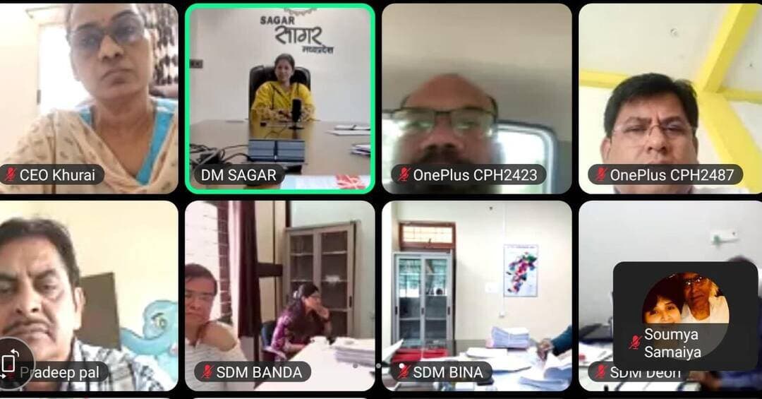 ➡️ स्वामित्व योजना प्रगति पर कलेक्टर का कड़ा रुख, फील्ड पर रहकर काम पूरा करने के दिए निर्देश
स्वामित्व अधिकार निष्पादन योजना के क्रियान्वयन की प्रगति की समीक्षा करते हुए कलेक्टर श्रीमती प्रतिभा पाल ने मैदानी अमले को कार्यप्रणाली में सुधार लाने और सभी अधिकारियों को तुरंत फील्ड पर उतरने के कड़े निर्देश दिए हैं।
कलेक्टर ने सभी एसडीएम और तहसीलदारों को निर्देश दिए हैं कि वे केवल दफ्तरों तक सीमित न रहें। सभी अधिकारी सीधे अपने-अपने हल्कों में पहुंचे और वहां स्वामित्व योजना से संबंधित प्रशासनिक प्रक्रियाओं से जुड़े जितने भी पेंडिंग इश्यू या बाधाएं हैं, उन्हें मौके पर ही निराकृत कराएं।
योजना के तहत रजिस्ट्री प्रक्रिया में देरी पर कलेक्टर ने जनपद पंचायतों के मुख्य कार्यपालन अधिकारियों को निर्देश दिए कि सीईओ खुद जनपद पंचायतों और गांवों का दौरा करें। जहां-जहां अब तक रजिस्ट्री की प्रक्रिया प्रारंभ नहीं हुई है, वहां संबंधित ग्राम पंचायत सचिव और ग्राम रोजगार सहायक से तुरंत काम शुरू कराएं।
समीक्षा बैठक में कलेक्टर श्रीमती प्रतिभा पाल ने साफ शब्दों में कहा कि स्वामित्व योजना शासन की प्राथमिकताओं में शामिल है। इसमें सभी सक्रिय रहकर कार्य करें।
बैठक में संयुक्त कलेक्टर श्री रवीश श्रीवास्तव, सभी एसडीएम, तहसीलदार, जनपद सीईओ वीसी के माध्यम से उपस्थित रहे।
<nis:link nis:type=tag nis:id=jansamparkmp nis:value=jansamparkMP nis:enabled=true nis:link/> <nis:link nis:type=tag nis:id=sagar nis:value=sagar nis:enabled=true nis:link/>