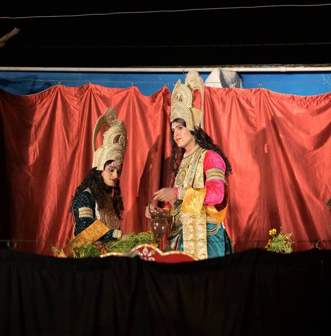 सदर रामलीला में श्रीराम ने तोड़ा शिवधनुष, लक्ष्मण-परशुराम संवाद ने मोहा मन !
पिथौरागढ़ :- श्री रामलीला प्रबन्धकारिणी समिति पिथौरागढ़ द्वारा आयोजित ऐतिहासिक 130वें रामलीला मंचन के तृतीय दिवस पुष्पवाटिका, धनुष यज्ञ, राम-सीता स्वयंवर और लक्ष्मण-परशुराम संवाद की लीलाओं का भव्य मंचन किया गया।
लीला में दिखाया गया कि जनकपुरी की पुष्पवाटिका में श्रीराम और माता सीता का प्रथम मिलन होता है। इसके बाद राजा जनक द्वारा आयोजित स्वयंवर में देश-विदेश से आए राजा-महाराजा शिवधनुष पर प्रत्यंचा चढ़ाने का प्रयास करते हैं, लेकिन कोई सफल नहीं हो पाता। राजा जनक की निराशा और उनकी बातों से लक्ष्मण क्रोधित हो उठते हैं। इसके बाद गुरु विश्वामित्र की आज्ञा पाकर श्रीराम शिवधनुष को उठाकर प्रत्यंचा चढ़ाते हैं, जिससे धनुष टूट जाता है और माता सीता श्रीराम के गले में वरमाला डाल देती हैं।
शिवधनुष टूटने की आवाज सुनकर भगवान परशुराम सभा में पहुंचते हैं। इसके बाद लक्ष्मण और परशुराम के बीच तीखा संवाद होता है, जो दर्शकों के आकर्षण का केंद्र रहा। कलाकारों ने अपने प्रभावशाली अभिनय से रामलीला के प्रसंगों को जीवंत कर दिया।