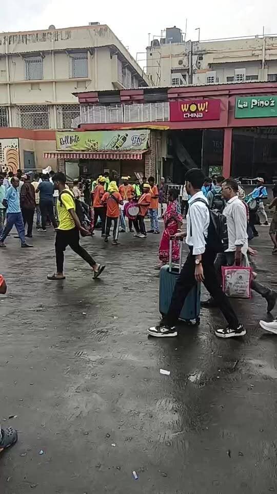 শিয়ালদা স্টেশন চত্বরে বিভিন্ন জায়গার থেকে আশা ঢাকি ও বিভিন্ন বাদ্যযন্ত্র নিয়ে পসরা সাজিয়ে বুকিং এর জন্য বসে আছে শারদ উৎসবে তারি কিছুটা অংশ আপনাদের সামনে তুলে ধরলাম ।