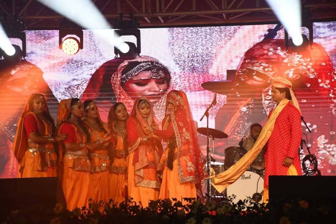 दशहरा महोत्सव के तीसरे दिन गांधी मैदान में भक्ति, संगीत एवं लोक नृत्य का कलात्मक संगम
गांधी मैदान में आयोजित दशहरा महोत्सव के तीसरे दिन भक्ति, सूफियाना प्रेम और बिहार की समृद्ध लोक-संस्कृति के विविध रंग बिखरे। सुर, लय, ताल और भावपूर्ण प्रस्तुतियों ने दर्शकों को मंत्रमुग्ध कर दिया।
अमृता सिन्हा की सुमधुर गणेश वंदना एवं भक्ति गीतों ने सांस्कृतिक संध्या को मंगलमय शुरुआत दी। वहीं, निशिता झा की भावपूर्ण देवी स्तुति ‘जय जय भैरवी, असुर भयावनी’ ने श्रद्धा और शक्ति उपासना के भावों से वातावरण को भक्तिमय बना दिया। महान सूफी कवि अमीर खुसरो की कालजयी रचना ‘छाप तिलक सब छीनी रे, मोसे नैना मिलाइके’ ने प्रेम, समर्पण और सूफियाना संगीत की अनूठी छटा बिखेरी। पूर्व डी जी पी आलोक राज, इंडियन आइडल फेम सौम्या मिश्रा एवं रीतिका राज ने भी अपने प्रस्तुतियों से कार्यक्रम को एक ऊंचाई प्रदान किया.साथ ही राधा सिन्हा सांस्कृतिक सामाजिक सेवा संस्थान के कलाकारों के भावपूर्ण नृत्य ने बिहार की लोक संस्कृति को जीवंत कर दिया
Art, Culture and Youth Department, Government of Bihar