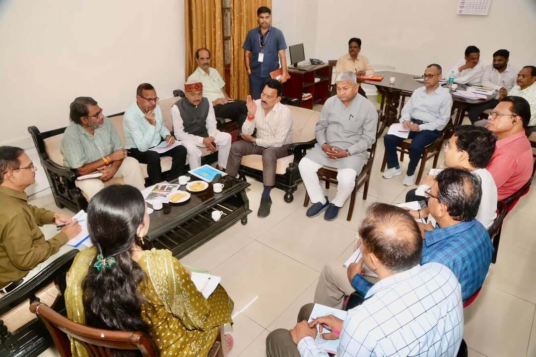 वी आई पी सर्किट हाउस मुरार में जल संसाधन विभाग के अधिकारियों की बैठक लेते प्रभारी मंत्री तुलसी सिलावट साथ में है शहर जिला एवं ग्रामीण जिला अध्यक्ष
#gwalior
PRO Gwalior
Jansampark Madhya Pradesh
CM Madhya Pradesh