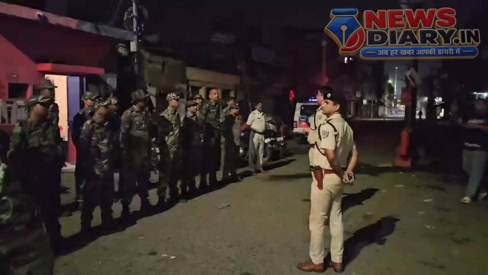 दुर्गा पूजा को लेकर कोडरमा पुलिस पूरी तरह अलर्ट मोड में है। श्रद्धालुओं की सुरक्षा और जिले में विधि-व्यवस्था बनाए रखने के लिए पुलिस प्रशासन लगातार निगरानी कर रहा है। इसी क्रम में देर रात कोडरमा के एसपी कुमार शिवाशिष खुद सड़क पर उतरे और पेट्रोलिंग व्यवस्था का जायजा लिया।