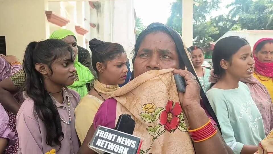 12वीं की छात्रा से दु.ष्कर्म का आरोप, परिवार जन पहुंचे एसएसपी कार्यालय कार्रवाई की मांग को लेकर ।
#andNews #CrimeNews #BreakingNews #PoliceInvestigation #FrontNewsNetwork