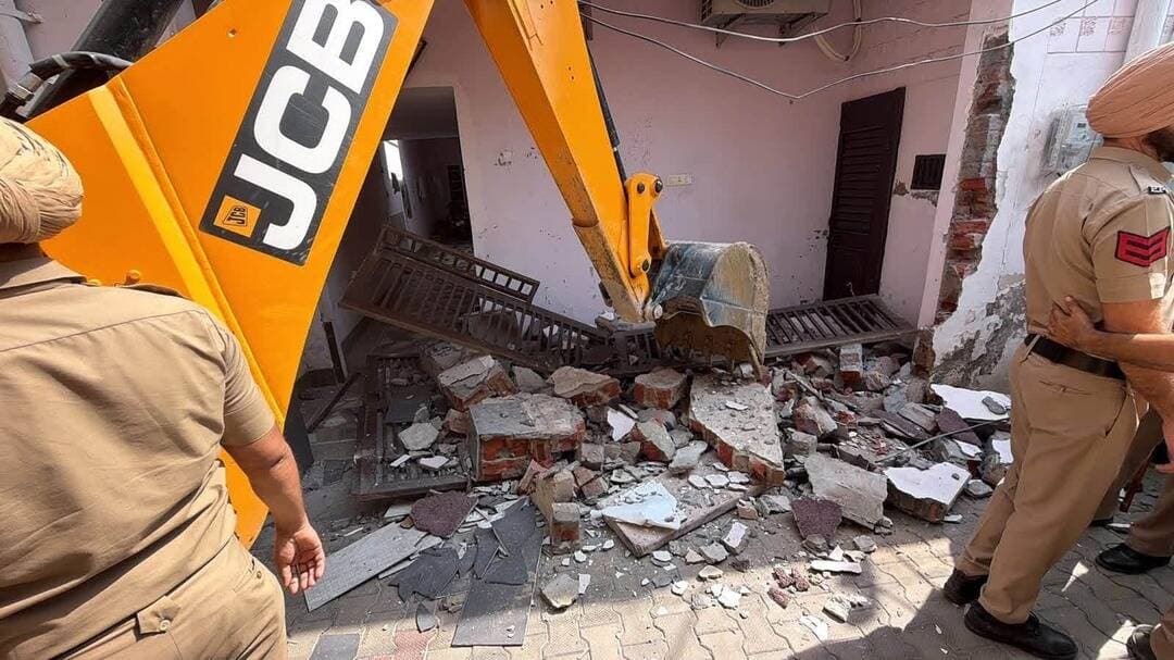 ਪਰਮਿੰਦਰ ਝੋਟਾ ਦਾ ਕਤਲ ਕਰਨ ਵਾਲੇ ਮੈਡੀਕਲ ਸਟੋਰ ਮਾਲਿਕ ਅਰੋਪੀ ਅਸ਼ਵਨੀ ਕੁਮਾਰ ਦੇ ਘਰ ਉਤੇ ਚੱਲਿਆ ਪੀਲਾ ਪੰਜਾ।।