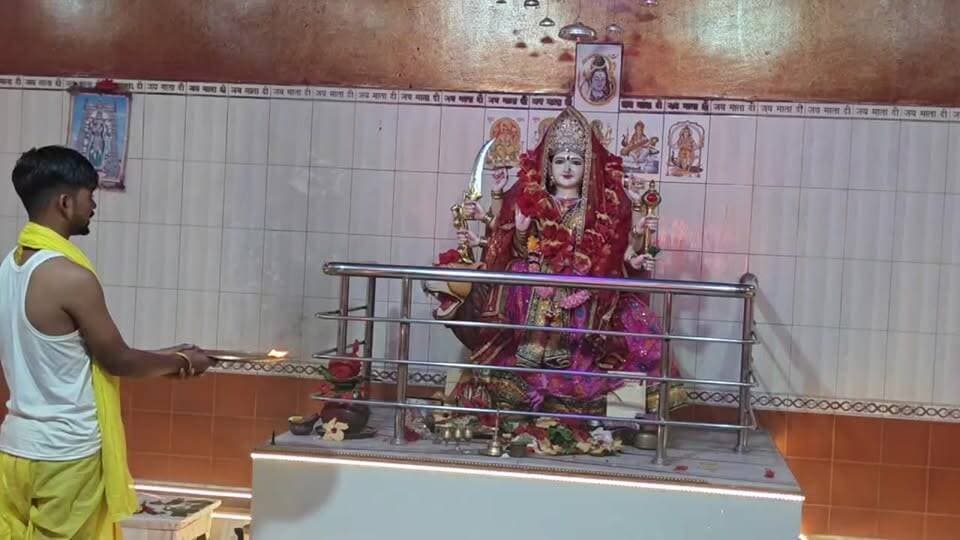 सार्वजनिक दुर्गा मंदिर पोठिया में आरती करते भक्तगण