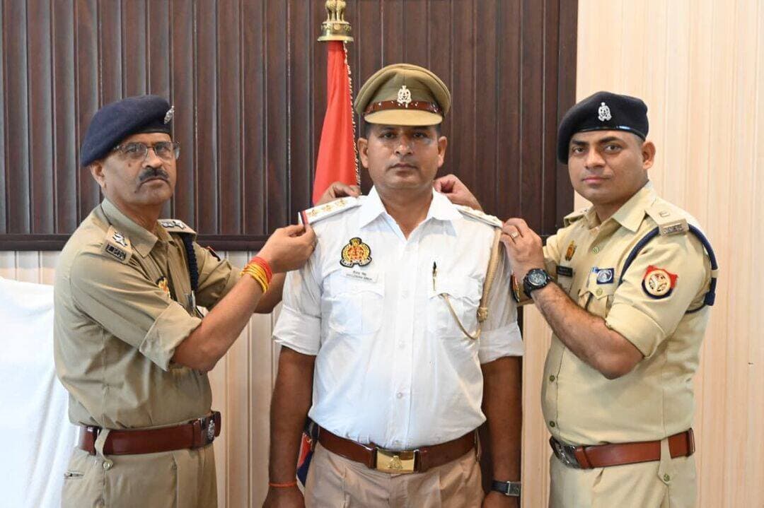 प्रेस नोटः-चित्रकूट पुलिस
*यातायात उपनिरीक्षक शैलेन्द्र सिंह पदोन्नति पाकर बने निरीक्षक, पुलिस अधीक्षक एवं अपर पुलिस अधीक्षक ने स्टार लगाकर किया अलंकृत*
आज दिनांक 14.10.2026 को पुलिस अधीक्षक चित्रकूट श्री अरुण कुमार सिंह एवं अपर पुलिस अधीक्षक चित्रकूट श्री पीयूष कान्त राय द्वारा उपनिरीक्षक पद से निरीक्षक पद पर पदोन्नति प्राप्त करने वाले यातायात उपनिरीक्षक श्री शैलेन्द्र सिंह के कंधों पर स्टार लगाकर उन्हें निरीक्षक पद पर अलंकृत किया गया तथा मन लगन से ड्यूटी करने हेतु बताते हुए उज्ज्वल भविष्य की कामना की गयी ।