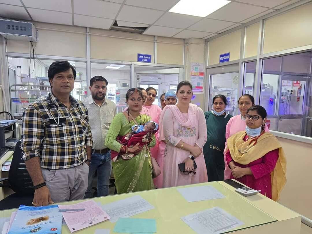 खुशियों की दास्तां
===
जिला चिकित्सालय शहडोल के एसएनसीयू में 870 ग्राम की नवजात बच्ची को मिला नया जीवन
===
जिला चिकित्सालय शहडोल के स्पेशल न्यूबॉर्न केयर यूनिट (एसएनसीयू) में चिकित्सकों एवं नर्सिंग स्टाफ के समर्पित प्रयासों से मात्र 870 ग्राम वजन की समय से पहले जन्मी नवजात बच्ची को नया जीवन मिला है। सात माह की गर्भावस्था में जन्मी इस बच्ची की स्थिति जन्म के समय अत्यंत गंभीर थी। एसएनसीयू में 58 दिनों तक चले उपचार, निरंतर निगरानी और विशेष देखभाल के बाद बच्ची के स्वास्थ्य में सुधार हुआ। डिस्चार्ज होने के एक माह बाद 12 अक्टूबर को फॉलोअप के दौरान बच्ची का वजन बढ़कर 1 किलो 700 ग्राम पाया गया। बच्ची के स्वास्थ्य में सुधार से उसके माता-पिता बेहद खुश हैं और उन्होंने चिकित्सकों एवं नर्सिंग स्टाफ के प्रति आभार व्यक्त किया है।
जयसिंहनगर तहसील के ग्राम बाराछ निवासी श्रीमती स्वरूपा सेन, पति श्री सूरज सेन को 15 जुलाई को सिविल अस्पताल ब्यौहारी से जिला चिकित्सालय शहडोल रेफर किया गया था। गर्भावस्था के सातवें माह में ही जिला चिकित्सालय पहुंचने के एक घंटे के भीतर बच्ची का जन्म हुआ। जन्म के समय बच्ची का वजन मात्र 870 ग्राम था। बच्ची को सांस लेने में परेशानी हो रही थी, वह ठीक से सांस नहीं ले पा रही थी और उसके हृदय की धड़कनें भी कमजोर थीं। स्थिति की गंभीरता को देखते हुए उसे तत्काल एसएनसीयू में भर्ती कर सीपीएपी मशीन के माध्यम से सांस लेने में सहायता दी गई।
चिकित्सकों ने जांच के दौरान बच्ची के फेफड़ों के अपरिपक्व होने के कारण होने वाली समस्या हायलिन मेम्ब्रेन डिजीज (एचएमडी) के लक्षणों को देखते हुए फेफड़ों को फैलने में मदद करने वाली सर्फेक्टेंट दवा दी। इसके साथ ही अन्य जीवनरक्षक दवाएं शुरू की गईं। बच्ची की गंभीर स्थिति के बारे में परिजनों को संवेदनशीलता के साथ समझाया गया और उपचार की प्रक्रिया लगातार जारी रखी गई।
एसएनसीयू में बच्ची का उपचार 58 दिनों तक चला। इस दौरान उसके स्वास्थ्य में कई बार उतार-चढ़ाव आए। चार बार बच्ची की स्थिति अत्यंत गंभीर हुई, लेकिन चिकित्सकों की तत्परता और नर्सिंग स्टाफ की सतत मेहनत से हर बार उसे गंभीर स्थिति से बाहर निकालने में सफलता मिली। उपचार के दौरान बच्ची के रक्त में बार-बार कमी आने के कारण चार बार रक्त चढ़ाने की आवश्यकता पड़ी।
बच्ची की सांस रुकने, गले में दूध फंसने और संक्रमण से बचाव जैसी गंभीर चुनौतियों को ध्यान में रखते हुए लगातार निगरानी की गई। बच्ची को 30 दिनों तक सीपीएपी मशीन के माध्यम से सांस लेने में सहायता दी गई। विशेष बात यह रही कि वेंटिलेटर सपोर्ट की आवश्यकता के बिना ही सीपीएपी मशीन की मदद से बच्ची का उपचार सफलतापूर्वक किया गया।
बच्ची के उपचार के तीसरे दिन से ही कंगारू मदर केयर (केएमसी) शुरू किया गया। चिकित्सकों एवं नर्सों के मार्गदर्शन में बच्ची की मां को केएमसी का प्रशिक्षण दिया गया। मां ने नियमित रूप से कंगारू मदर केयर अपनाते हुए बच्ची की देखभाल में महत्वपूर्ण भूमिका निभाई। समय से पहले जन्मे और कम वजन वाले शिशुओं की देखभाल में केएमसी उपयोगी माना जाता है।
फॉलोअप में वजन बढ़कर हुआ 1 किलो 700 ग्राम
लगातार 58 दिनों तक उपचार और देखभाल के बाद बच्ची का वजन बढ़ने लगा और परिजनों की सहमति से उसे एसएनसीयू से डिस्चार्ज किया गया। डिस्चार्ज के समय बच्ची को सात दिन बाद प्रथम फॉलोअप के लिए बुलाया गया, जिसमें उसका वजन लगातार बढ़ता हुआ पाया गया। इसके बाद 12 अक्टूबर को डिस्चार्ज के एक माह बाद हुए फॉलोअप में बच्ची का वजन 1 किलो 700 ग्राम दर्ज किया गया। चिकित्सकीय जांच के दौरान बच्ची का वजन अच्छी तरह बढ़ता पाया गया और वह स्वस्थ थी। बच्ची के स्वास्थ्य में आए सुधार से माता-पिता ने प्रसन्नता व्यक्त करते हुए उपचार में जुटे डॉक्टरों एवं नर्सिंग स्टाफ को धन्यवाद दिया।
इस चुनौतीपूर्ण उपचार में एसएनसीयू प्रभारी डॉ. सुनील कुमार हथगेल, डॉ. सुप्रिया, डॉ. कृष्णेंद्र, डॉ. बृजेश पटेल, नर्सिंग इंचार्ज एवं नर्सिंग ऑफिसर अपर्णा सिंह सहित समस्त नर्सिंग अधिकारियों और सपोर्ट स्टाफ की महत्वपूर्ण भूमिका रही।
मुख्य चिकित्सा एवं स्वास्थ्य अधिकारी डॉ. राजेश मिश्रा तथा जिला चिकित्सालय की सिविल सर्जन डॉ. शिल्पी सराफ के नेतृत्व में एसएनसीयू की इस उपलब्धि ने नवजात शिशुओं की विशेष देखभाल, चिकित्सकीय तत्परता और स्वास्थ्यकर्मियों के समर्पण को रेखांकित किया है।
#शहडोल #shahdol Jansampark Madhya Pradesh