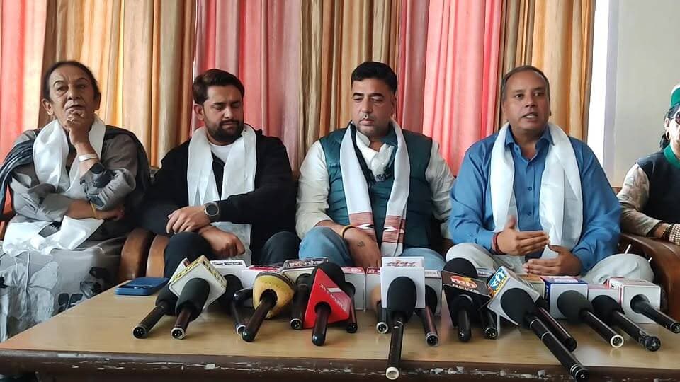 कुल्लू लाइव - हिमाचल प्रदेश किसान कांग्रेस की प्रेस वार्ता
प्रदेश अध्यक्ष रवि शर्मा, महिमन शर्मा और पंकज परमार कर रहे सम्बोधित। Kullu Times