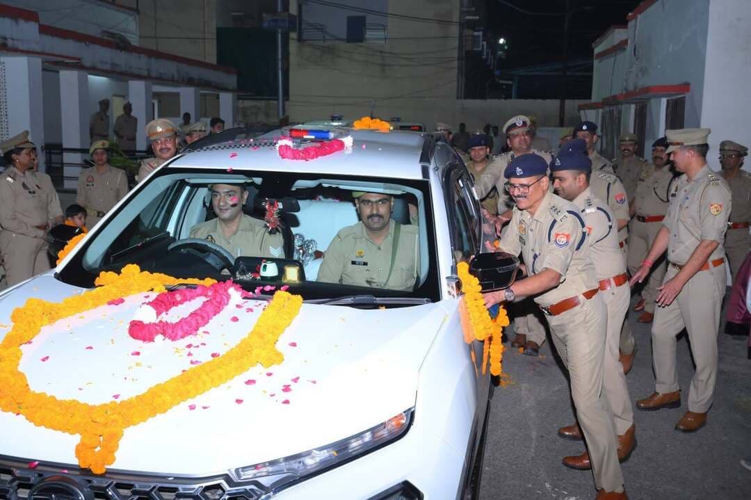 बरेली पुलिस ने नम आंखों से दी एसपी सिटी मानुष पारीक को विदाई, गाड़ी को धक्का देकर किया रवाना
#बरेली। #पुलिस #अधीक्षक #नगर #मानुष #पारीक का #आजमगढ़ #स्थानांतरण होने पर मंगलवार को रिजर्व पुलिस लाइन स्थित सभागार में विदाई समारोह आयोजित किया गया। वरिष्ठ पुलिस अधीक्षक अनुराग आर्य समेत जिले के वरिष्ठ पुलिस अधिकारियों और कर्मचारियों ने उन्हें पुष्पमालाएं पहनाकर सम्मानित किया और स्मृतिचिह्न भेंट कर नई तैनाती के लिए शुभकामनाएं दीं। समारोह के अंत में पुलिसकर्मियों ने आत्मीयता के साथ उनकी गाड़ी को धक्का लगाकर विदा किया। यह भावुक पल वहां मौजूद अधिकारियों और कर्मचारियों के बीच चर्चा का विषय बना रहा।
विदाई समारोह में एसएसपी अनुराग आर्य सहित जिले के वरिष्ठ पुलिस अधिकारियों और पुलिसकर्मियों ने हिस्सा लिया। इस दौरान अधिकारियों ने एसपी सिटी मानुष पारीक के साथ बिताए गए कार्यकाल के अनुभव साझा किए और उनके कार्यकाल की यादों को ताजा किया। सभी ने उनके उत्तम स्वास्थ्य, उज्ज्वल भविष्य और आजमगढ़ में नई जिम्मेदारियों के सफलतापूर्वक निर्वहन की कामना की।
कार्यक्रम के दौरान एसएसपी अनुराग आर्य और उपस्थित अधिकारियों ने मानुष पारीक को पुष्पमालाएं पहनाकर सम्मानित किया। उन्हें स्मृतिचिह्न भेंट कर उनके प्रति सम्मान और स्नेह व्यक्त किया गया। अधिकारियों और कर्मचारियों ने उनके साथ काम करने के अनुभव साझा करते हुए नई तैनाती पर सफलता की शुभकामनाएं दीं।
गाड़ी को धक्का देकर दी भावुक विदाई
समारोह का सबसे भावुक क्षण उस समय आया, जब विदाई के दौरान पुलिस अधिकारियों और कर्मचारियों ने मानुष पारीक की गाड़ी को धक्का लगाकर रवाना किया। इस दौरान आपसी स्नेह और आत्मीयता का माहौल नजर आया। सहकर्मियों का यह अंदाज उनके बीच मजबूत कार्य संबंधों और आपसी सौहार्द को दर्शाता रहा।
मानुष पारीक ने बरेली में पुलिस अधीक्षक नगर के पद पर रहते हुए अपने दायित्वों का निर्वहन किया। अब उनका स्थानांतरण आजमगढ़ किया गया है। विदाई समारोह में पुलिस अधिकारियों और कर्मचारियों ने उन्हें नई जिम्मेदारी के लिए शुभकामनाएं देते हुए सम्मानपूर्वक विदा किया।
इस अवसर पर एसएसपी अनुराग आर्य, एसपी दक्षिणी, एसपी उत्तरी, एसपी अपराध, सहायक पुलिस अधीक्षक/क्षेत्राधिकारी नगर तृतीय, क्षेत्राधिकारी नगर प्रथम एवं द्वितीय, मीरगंज, आंवला, फरीदपुर, हाईवे, नवाबगंज और यातायात सहित सीओ एलआईयू, प्रतिसार निरीक्षक तथा अन्य पुलिस अधिकारी एवं कर्मचारी मौजूद रहे।
Bareilly news Live