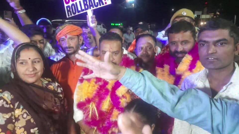 कांगड़ा के 53 मील हाईवे पर गूंजे ‘UGC Go Back’ के नारे, जानें क्या है मामला!#Kangra #53Mile #UGCGoBack #UGCProtest #UGC #HimachalPradesh #KangraNews #HimachalNews #BreakingNews #LatestNews #HimachalUpdates #KangraUpdate #53MileHighway #UGCNews #ProtestNews #StudentProtest #हिमाचलप्रदेश #कांगड़ा #53मील #यूजीसी #यूजीसीगोबैक #हिमाचलन्यूज़ #कांगड़ान्यूज़ #ताज़ाखबर #ब्रेकिंगन्यूज़ #EkNazarHimachalNews