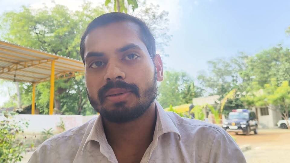 #चित्रकूट
बैंक के अंदर से एक लाख रुपए की हुई चोरी !
कैश काउंटर के अंदर से रुपए चोरी होने से बैंक की सुरक्षा पर उठ रहे सवाल
सुरक्षा में बड़ी सेंध , पीड़ित ने थाना पहुंचकर दी तहरीर
मामला मानिकपुर SBI शाखा का
