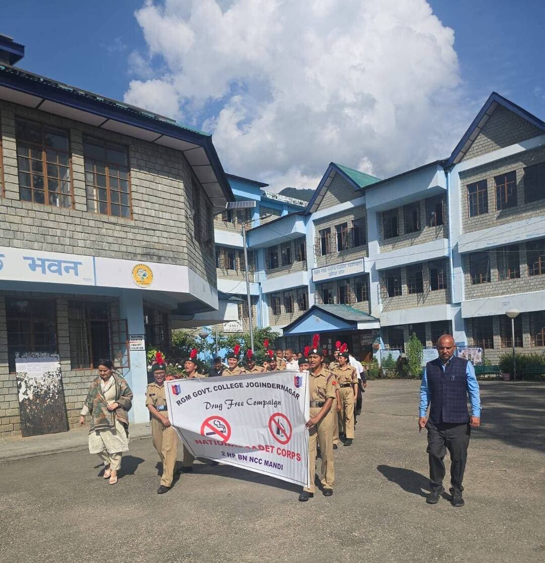 आरजीएमजीसी जोगिंदरनगर के एनसीसी कैडेट्स ने ली नशा मुक्ति की शपथ, जागरूकता रैली निकालकर दिया संदेश
प्राचार्य प्रो. प्रकाश चंद ने हरी झंडी दिखाकर रैली को किया रवाना, 28 कैडेट्स ने लिया भाग
जोगिंदरनगर/देवभूमि लाइव टीवी।
राजीव गांधी स्मारक राजकीय महाविद्यालय (आरजीएमजीसी) जोगिंदरनगर की एनसीसी इकाई की ओर से बुधवार को नशा मुक्ति शपथ ग्रहण समारोह और जागरूकता रैली का आयोजन किया गया। इस दौरान 28 एनसीसी कैडेट्स ने नशे के खिलाफ जागरूकता फैलाने और समाज को नशा मुक्त बनाने का संकल्प लिया।
महाविद्यालय के प्राचार्य प्रो. प्रकाश चंद ने हरी झंडी दिखाकर जागरूकता रैली को रवाना किया। एसोसिएट एनसीसी ऑफिसर लेफ्टिनेंट (डॉ.) स्मृति ठाकुर के नेतृत्व में आयोजित इस कार्यक्रम में कैडेट्स ने उत्साहपूर्वक भाग लिया। रैली के दौरान कैडेट्स ने हाथों में तख्तियां और बैनर लेकर प्रमुख मार्गों पर मार्च किया तथा नारों के माध्यम से लोगों को नशे के दुष्परिणामों के प्रति जागरूक किया।
युवाओं से नशा मुक्त समाज बनाने का आह्वान
इस अवसर पर प्राचार्य प्रो. प्रकाश चंद ने एनसीसी कैडेट्स के प्रयासों की सराहना करते हुए कहा कि युवा समाज में सकारात्मक बदलाव लाने में महत्वपूर्ण भूमिका निभा सकते हैं। उन्होंने कहा कि युवाओं का दायित्व है कि वे अपने मित्रों, परिवारों और आसपास के लोगों को नशे के दुष्प्रभावों के प्रति जागरूक करें। सामूहिक प्रयासों से ही एक स्वस्थ और नशा मुक्त समाज का निर्माण संभव है।
कार्यक्रम का संचालन एसोसिएट एनसीसी ऑफिसर लेफ्टिनेंट (डॉ.) स्मृति ठाकुर ने किया। इस पहल से विद्यार्थियों में सामाजिक जिम्मेदारी, अनुशासन, कर्तव्यनिष्ठा और राष्ट्र सेवा की भावना को प्रोत्साहन मिला। एनसीसी इकाई का यह प्रयास युवाओं को नशे से दूर रहने और समाज में जागरूकता फैलाने के लिए प्रेरित करने की दिशा में महत्वपूर्ण रहा।