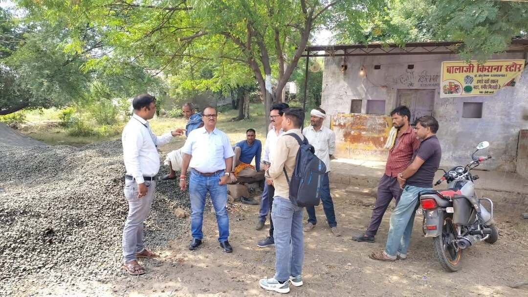 कलेक्टर एवं जिला मजिस्ट्रेट श्री Arpit Verma IAS के निर्देशानुसार एसडीम पोहरी श्री जे पी गुप्ता और तहसीलदार श्री दृगपाल सिंह बैश, श्री शैलेन्द्र भार्गव ने स्वामित्व पंजीयन का निरीक्षण किया। उन्होंने ग्राम बूढ़दा, ग्राम खरई डाबर और सिलपरी (बैराड़) में स्वामित्व पंजीयन कार्य का जायजा लिया और ग्रामीणों से भी चर्चा की।
Collector Shivpuri
#shivpuri