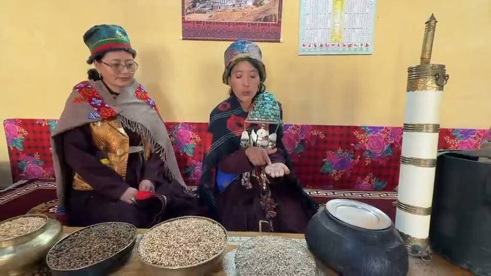 काजा में उत्सव सा माहौल
रंगरिक में रुकेंगे मुख्यमंत्री ठाकुर सुखविन्द्र सिंह सुक्खू । स्थानीय महिलाएं मुख्यमंत्री जी को रात्रि भोज में परोसे जाने वाले व्यंजन तैयार करने में जुटी। महिलाएं और स्थानीय लोग मुख्यमंत्री जी के दूसरी बार काजा दौरे पर पहुंचने व रात्रि ठहराव करने से खुश हैं।