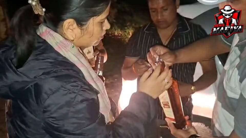 🚨ऋषिकेश श्यामपुर में अवैध शराब की खेप पकड़ी, डिफेंस कैंटीन के नाम पर बेचने की थी तैयारी
हुंडई क्रेटा कार से 10 पेटी शराब बरामद, मेरठ निवासी आरोपी गिरफ्तार
आबकारी विभाग की संयुक्त टीम ने अवैध शराब के खिलाफ कार्रवाई करते हुए गढ़ी श्यामपुर के पास एक हुंडई क्रेटा कार से 10 पेटी शराब बरामद की है। बरामद शराब पर डिफेंस पर्सनल और चंडीगढ़ में बिक्री के लिए होने के लेबल लगे थे। मामले में मेरठ निवासी निशांत शर्मा को गिरफ्तार किया गया है।
आबकारी निरीक्षक प्रेरणा बिष्ट के नेतृत्व में ऋषिकेश आबकारी टीम और जनपदीय प्रवर्तन दल देहरादून ने मुखबिर की सूचना पर यह कार्रवाई की। टीम ने कार संख्या DL 4CAZ 9073 की तलाशी ली, जिसमें रॉयल स्टैग व्हिस्की की 100 बोतलें और बडवाइजर बीयर की 24 बोतलें बरामद हुईं।
प्रारंभिक जांच में शराब की बोतलों पर लगे लेबल और होलोग्राम प्रथम दृष्टया नकली पाए गए। व्हिस्की की बोतलों पर ‘फॉर सेल डिफेंस पर्सनल ओनली’ और बीयर पर ‘फॉर सेल इन चंडीगढ़ ओनली’ लिखा था। इनकी जांच के लिए आगे की कार्रवाई की जा रही है।
पूछताछ में आरोपी ने कथित तौर पर बताया कि उत्तर प्रदेश के मेरठ से लाई गई शराब पर डिफेंस कैंटीन जैसे लेबल इसलिए लगाए जाते थे, ताकि आम लोगों को यह कैंटीन की शराब लगे। आरोपी के अनुसार, शराब को शादी-पार्टियों के सीजन में खपाने की तैयारी थी।
आबकारी विभाग ने आरोपी निशांत शर्मा, निवासी मोदीपुरम, मेरठ (उत्तर प्रदेश), के खिलाफ आबकारी अधिनियम की धारा 63/72 के तहत मुकदमा दर्ज किया है। आरोपी को न्यायालय में पेश किया जाएगा।
#Rishikesh #IllegalLiquor #UttarakhandNews #ExciseDepartment #DehradunNews #newsmafiya