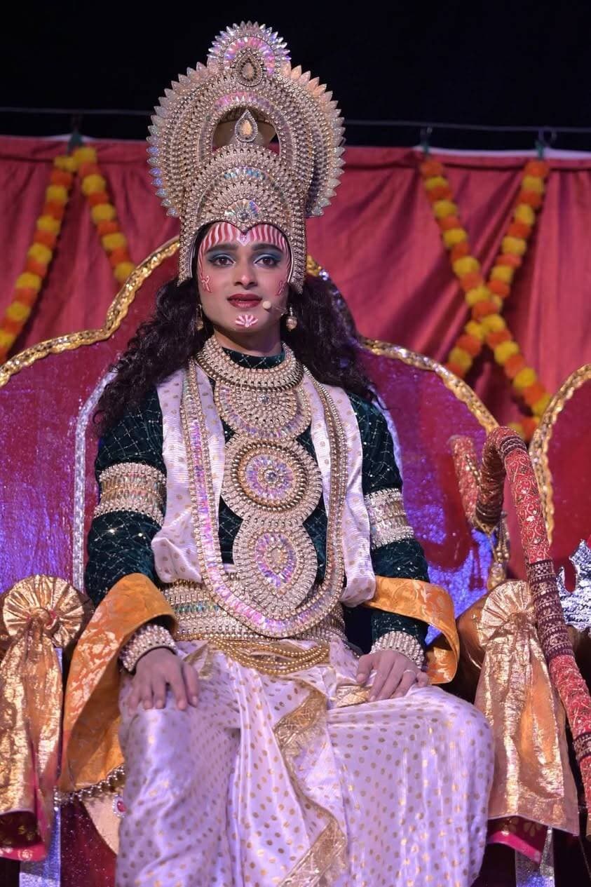 सदर रामलीला में श्रीराम ने तोड़ा शिवधनुष, लक्ष्मण-परशुराम संवाद ने मोहा मन !
पिथौरागढ़ :- श्री रामलीला प्रबन्धकारिणी समिति पिथौरागढ़ द्वारा आयोजित ऐतिहासिक 130वें रामलीला मंचन के तृतीय दिवस पुष्पवाटिका, धनुष यज्ञ, राम-सीता स्वयंवर और लक्ष्मण-परशुराम संवाद की लीलाओं का भव्य मंचन किया गया।
लीला में दिखाया गया कि जनकपुरी की पुष्पवाटिका में श्रीराम और माता सीता का प्रथम मिलन होता है। इसके बाद राजा जनक द्वारा आयोजित स्वयंवर में देश-विदेश से आए राजा-महाराजा शिवधनुष पर प्रत्यंचा चढ़ाने का प्रयास करते हैं, लेकिन कोई सफल नहीं हो पाता। राजा जनक की निराशा और उनकी बातों से लक्ष्मण क्रोधित हो उठते हैं। इसके बाद गुरु विश्वामित्र की आज्ञा पाकर श्रीराम शिवधनुष को उठाकर प्रत्यंचा चढ़ाते हैं, जिससे धनुष टूट जाता है और माता सीता श्रीराम के गले में वरमाला डाल देती हैं।
शिवधनुष टूटने की आवाज सुनकर भगवान परशुराम सभा में पहुंचते हैं। इसके बाद लक्ष्मण और परशुराम के बीच तीखा संवाद होता है, जो दर्शकों के आकर्षण का केंद्र रहा। कलाकारों ने अपने प्रभावशाली अभिनय से रामलीला के प्रसंगों को जीवंत कर दिया।