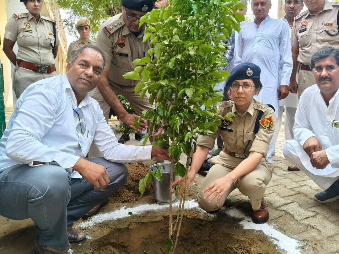 एक पौधा मां के नाम’ अभियान के तहत एसपी ने किया पौधारोपण, विद्यालय एवं ग्राम पंचायत ने पौधा भेंट कर किया सम्मानित*
फतेहाबाद, 14 अक्टूबर। (राष्ट्रीय कदम) ब्यूरो: गांव ढिंगसरा स्थित राजकीय वरिष्ठ माध्यमिक विद्यालय में आयोजित नशामुक्ति जागरूकता कार्यक्रम में जिला फतेहाबाद की *पुलिस अधीक्षक श्रीमती निकिता खट्टर, आईपीएस* ने मुख्य अतिथि के रूप में शिरकत की। विद्यालय पहुंचने पर स्कूल प्राचार्य रमेश कुमार, गांव के सरपंच सुभाष चन्द्र मूंड, समाजसेवी रविन्द्र कुमार राठौड़, प्रीत पाल, प्रमोद सिंह तथा राजेश कुमार ने पुलिस अधीक्षक का पुष्पगुच्छ भेंट कर स्वागत एवं अभिनंदन किया। इस अवसर पर ग्राम पंचायत की ओर से राजपूताना आन-बान-शान और सम्मान की गौरवशाली परंपरा का निर्वहन करते हुए *पुलिस अधीक्षक श्रीमती निकिता खट्टर* को राजपूताना पगड़ी पहनाकर भव्य स्वागत एवं सम्मान किया गया। ग्रामीणों ने पगड़ी भेंट कर उनके प्रति आदर, विश्वास और आत्मीयता व्यक्त की। यह सम्मान गांव की समृद्ध सांस्कृतिक विरासत, अतिथि सत्कार और सामाजिक एकता का प्रतीक रहा।
कार्यक्रम में विद्यालय की छात्राओं ने ‘नशा से बुरी बात तन्नै समझाऊं सू’ जैसे प्रेरणादायक हरियाणवी गीतों एवं सांस्कृतिक प्रस्तुतियों के माध्यम से नशे के खिलाफ जागरूकता का प्रभावशाली संदेश दिया। छात्राओं ने अपनी प्रस्तुतियों के जरिए समाज को नशे के दुष्प्रभावों से अवगत करवाते हुए युवाओं को नशामुक्त जीवन अपनाने के लिए प्रेरित किया।
*राजपूताना पगड़ी पहनाकर ग्राम पंचायत ने किया भव्य सम्मान, एसपी ने जताया आभार*
ग्राम पंचायत की ओर से सरपंच सुभाष चन्द्र मूंड एवं अन्य गणमान्य व्यक्तियों ने *पुलिस अधीक्षक श्रीमती निकिता खट्टर* को राजपूताना पगड़ी पहनाकर सम्मानित किया। इस दौरान ग्रामीणों ने पारंपरिक सम्मान के माध्यम से पुलिस अधीक्षक के प्रति अपना स्नेह एवं सम्मान प्रकट किया। पुलिस अधीक्षक ने ग्राम पंचायत एवं ग्रामीणों का आभार व्यक्त करते हुए कहा कि समाज की ऐसी गौरवशाली परंपराएं हमारी सांस्कृतिक विरासत को जीवंत रखती हैं और आपसी भाईचारे, सम्मान तथा सामाजिक एकता को मजबूत बनाती हैं।
*नशा समाज को दीमक की तरह खोखला कर रहा है, इसे जड़ से मिटाने के लिए एकजुट हों : एसपी निकिता खट्टर*
*पुलिस अधीक्षक श्रीमती निकिता खट्टर* ने कहा कि नशा केवल एक व्यक्ति को ही प्रभावित नहीं करता, बल्कि पूरे परिवार, समाज और आने वाली पीढ़ियों के भविष्य को अंधकार की ओर धकेल देता है। नशे की लत इंसान के शारीरिक एवं मानसिक स्वास्थ्य को नुकसान पहुंचाने के साथ-साथ उसकी आर्थिक स्थिति और पारिवारिक संबंधों को भी कमजोर करती है।
उन्होंने कहा कि नशा एक ऐसी सामाजिक बुराई है, जो दीमक की तरह समाज को धीरे-धीरे खोखला कर रही है। यदि समय रहते इस पर अंकुश नहीं लगाया गया तो हमारी युवा पीढ़ी को इसके गंभीर परिणाम भुगतने पड़ सकते हैं। इसलिए प्रत्येक नागरिक को नशे के खिलाफ जागरूक होकर इसे जड़ से समाप्त करने का संकल्प लेना होगा।
युवाओं की जिंदगी से खिलवाड़ करने वाले नशा तस्कर हो जाएं सावधान, कानून से बचना नामुमकिन : एसपी निकिता खट्टर
*पुलिस अधीक्षक श्रीमती निकिता खट्टर* ने नशीले पदार्थों की तस्करी एवं अवैध बिक्री में संलिप्त लोगों को कड़े शब्दों में चेतावनी देते हुए कहा कि चंद रुपयों के लालच में युवाओं की जिंदगी बर्बाद करने वालों के लिए जिले में कोई जगह नहीं है। जो लोग नशा बेचकर दूसरों के घरों के चिराग बुझाने का काम कर रहे हैं, वे यह अच्छी तरह समझ लें कि पुलिस की नजरों से छिपकर इस अवैध कारोबार को जारी नहीं रख सकेंगे।
उन्होंने कहा कि नशा बेचकर कमाई गई दौलत किसी परिवार की बर्बादी की कीमत पर स्वीकार नहीं की जा सकती। ऐसे लोगों के खिलाफ पुलिस की कार्रवाई लगातार जारी रहेगी। नशा तस्करी में संलिप्त व्यक्तियों को चिन्हित कर उनके खिलाफ कानून के तहत सख्त कार्रवाई की जाएगी।
पुलिस अधीक्षक ने दो टूक कहा कि नशे का कारोबार करने वाले समय रहते इस अवैध धंधे को छोड़ दें, अन्यथा उन्हें गंभीर कानूनी परिणाम भुगतने होंगे। उन्होंने कहा कि फतेहाबाद पुलिस का लक्ष्य केवल नशा तस्करों को पकड़ना ही नहीं, बल्कि नशे की सप्लाई चेन को तोड़कर युवाओं को इस दलदल में धकेलने वाले पूरे नेटवर्क पर प्रभावी अंकुश लगाना है। नशे के सौदागरों को किसी भी सूरत में बख्शा नहीं जाएगा।
*नशा तस्करों की सूचना सीधे मुझे दें, पुलिस करेगी तुरंत कार्रवाई*
पुलिस अधीक्षक ने ग्रामीणों एवं विद्यार्थियों से आह्वान किया कि यदि उनके आसपास कोई व्यक्ति नशीले पदार्थों की बिक्री करता है अथवा नशा तस्करी से जुड़ी कोई जानकारी मिलती है तो इसकी सूचना तुरंत नजदीकी पुलिस थाना या सीधे उन्हें दें। सूचना मिलने पर पुलिस द्वारा तत्परता से कानूनी कार्रवाई की जाएगी। उन्होंने कहा कि सूचना देने वाले व्यक्तियों की पहचान गोपनीय रखी जाएगी।
उन्होंने कहा कि नशे के खिलाफ लड़ाई केवल पुलिस के प्रयासों से नहीं जीती जा सकती। इसके लिए अभिभावकों, शिक्षकों, विद्यार्थियों, पंचायत प्रतिनिधियों एवं समाज के प्रत्येक वर्ग की भागीदारी जरूरी है। उन्होंने अभिभावकों से अपने बच्चों की गतिविधियों पर ध्यान देने तथा उन्हें अच्छे संस्कार, शिक्षा और खेलकूद से जोड़ने का आह्वान किया।
सोशल मीडिया पर अनजान लोगों से दोस्ती और निजी जानकारी साझा करने से बचें छात्राएं
पुलिस अधीक्षक ने विशेष रूप से स्कूली छात्राओं को साइबर सुरक्षा के प्रति जागरूक करते हुए कहा कि फेसबुक, इंस्टाग्राम, व्हाट्सएप एवं अन्य सोशल मीडिया प्लेटफॉर्म का इस्तेमाल करते समय पूरी सतर्कता बरतें। किसी भी अनजान व्यक्ति से दोस्ती करने, व्यक्तिगत फोटो, वीडियो या निजी जानकारी साझा करने से बचें।
उन्होंने कहा कि सोशल मीडिया पर किसी अनजान व्यक्ति के बहकावे में न आएं और किसी भी प्रकार की ऑनलाइन धमकी, ब्लैकमेलिंग या संदिग्ध गतिविधि होने पर तुरंत अपने अभिभावकों, शिक्षकों अथवा पुलिस को सूचित करें। उन्होंने छात्राओं को आत्मविश्वास के साथ आगे बढ़ने, शिक्षा को प्राथमिकता देने और अपने भविष्य के प्रति सजग रहने के लिए प्रेरित किया।
*गांव के होनहार खिलाड़ियों को सम्मानित कर बढ़ाया उत्साह, खेलों में आगे बढ़ने के लिए किया प्रेरित*
कार्यक्रम के दौरान *पुलिस अधीक्षक श्रीमती निकिता खट्टर, आईपीएस* ने खेलों में उत्कृष्ट प्रदर्शन कर गांव ढिंगसरा का नाम रोशन करने वाले होनहार खिलाड़ियों को पुलिस विभाग की ओर से सम्मानित किया। इस अवसर पर राष्ट्रीय स्तर की 200 मीटर दौड़ में पदक प्राप्त करने वाली होनहार खिलाड़ी, फुटबॉल में उत्कृष्ट प्रदर्शन करने वाले रिंकू एवं मुकेश, एयर पिस्टल शूटिंग में पदक प्राप्त करने वाले शैंटी, 800 मीटर दौड़ में पदक विजेता विक्रम सिंह तथा फुटबॉल में पदक हासिल करने वाले रवि को सम्मानित कर उनके उज्ज्वल भविष्य की शुभकामनाएं दीं।
पुलिस अधीक्षक ने खिलाड़ियों की उपलब्धियों की सराहना करते हुए कहा कि गांव की मिट्टी से निकलकर खेलों में पदक जीतना न केवल परिवार, बल्कि पूरे गांव और जिले के लिए गर्व की बात है। उन्होंने कहा कि खेल युवाओं को अनुशासन, आत्मविश्वास, मेहनत और सकारात्मक सोच सिखाते हैं। खेल के मैदान में पसीना बहाने वाला युवा नशे जैसी बुराइयों से दूर रहकर अपने लक्ष्य को हासिल करने की दिशा में आगे बढ़ता है। उन्होंने विद्यार्थियों को इन होनहार खिलाड़ियों से प्रेरणा लेकर शिक्षा के साथ-साथ खेलों में भी अपनी प्रतिभा निखारने के लिए प्रेरित किया।
*गांव की महिलाओं ने स्नेह और आत्मीयता से किया एसपी का अभिनंदन, बच्चों को सम्मानित करने पर जताया आभार*
कार्यक्रम के दौरान गांव ढिंगसरा की महिलाओं ने पुलिस अधीक्षक श्रीमती निकिता खट्टर का स्नेह, आत्मीयता और अपनत्व के भाव से अभिनंदन किया। महिलाओं ने पुलिस अधीक्षक के गांव में पहुंचकर ग्रामीणों एवं बच्चों का मार्गदर्शन करने, नशे के खिलाफ जागरूकता का संदेश देने तथा गांव की प्रतिभाओं को सम्मानित कर उनका मनोबल बढ़ाने के लिए हृदय से आभार व्यक्त किया।
महिलाओं ने कहा कि जब जिले की पुलिस अधीक्षक स्वयं गांव में पहुंचकर बच्चों से संवाद करती हैं और उनकी उपलब्धियों को सम्मान देती हैं, तो इससे बच्चों के आत्मविश्वास को नई ऊर्जा मिलती है और उन्हें जीवन में आगे बढ़ने की प्रेरणा मिलती है। पुलिस अधीक्षक ने भी महिलाओं के स्नेह एवं अपनत्व के प्रति आभार व्यक्त करते हुए कहा कि परिवार और समाज को नशामुक्त बनाने में माताओं एवं महिलाओं की भूमिका बेहद महत्वपूर्ण है। उन्होंने महिलाओं से अपने बच्चों को अच्छे संस्कार देने, उनकी शिक्षा एवं गतिविधियों पर ध्यान रखने तथा नशे के खिलाफ जागरूकता फैलाने में सक्रिय सहयोग देने का आह्वान किया।
*हरियाणवी संस्कृति के माध्यम से छात्राओं ने दिया नशामुक्ति का प्रभावशाली संदेश*
कार्यक्रम के दौरान विद्यालय की छात्राओं ने हरियाणवी लोकगीतों एवं सांस्कृतिक प्रस्तुतियों के माध्यम से नशे के दुष्प्रभावों को दर्शाया। ‘नशा से बुरी बात तन्नै समझाऊं सू’ गीत के जरिए छात्राओं ने युवाओं को नशे से दूर रहने तथा परिवार और समाज की खुशहाली के लिए नशामुक्त जीवन अपनाने का संदेश दिया।
*पुलिस अधीक्षक श्रीमती निकिता खट्टर* ने छात्राओं की प्रस्तुतियों की सराहना करते हुए कहा कि जब युवा पीढ़ी स्वयं सामाजिक बुराइयों के खिलाफ जागरूकता का संदेश देती है तो उसका प्रभाव पूरे समाज पर पड़ता है। उन्होंने कहा कि ऐसे कार्यक्रम विद्यार्थियों में सामाजिक जिम्मेदारी की भावना विकसित करने के साथ-साथ समाज को सकारात्मक दिशा देने में महत्वपूर्ण भूमिका निभाते हैं।
*‘एक पौधा मां के नाम’ अभियान के तहत पौधारोपण कर दिया पर्यावरण संरक्षण का संदेश*
कार्यक्रम के समापन अवसर पर *पुलिस अधीक्षक श्रीमती निकिता खट्टर, आईपीएस* ने विद्यालय परिसर में ‘एक पौधा मां के नाम’ अभियान के तहत पौधारोपण कर पर्यावरण संरक्षण का संदेश दिया। उन्होंने विद्यार्थियों एवं ग्रामीणों को संबोधित करते हुए कहा कि मां और प्रकृति दोनों ही जीवन का आधार हैं। जिस प्रकार मां अपने बच्चों का पालन-पोषण करती है, उसी प्रकार पेड़-पौधे हमें शुद्ध हवा और स्वस्थ वातावरण प्रदान करते हैं। उन्होंने सभी से अपनी मां के सम्मान में कम से कम एक पौधा लगाने और उसकी नियमित देखभाल करने का आह्वान किया। उन्होंने कहा कि पौधारोपण केवल एक अभियान नहीं, बल्कि आने वाली पीढ़ियों को स्वच्छ एवं हरा-भरा पर्यावरण देने का संकल्प है।
विद्यालय एवं ग्राम पंचायत ने पौधा भेंट कर पुलिस अधीक्षक को किया सम्मानित
कार्यक्रम के अंत में राजकीय वरिष्ठ माध्यमिक विद्यालय ढिंगसरा एवं ग्राम पंचायत की ओर से स्कूल प्राचार्य रमेश कुमार, सरपंच सुभाष चन्द्र मूंड तथा अन्य गणमान्य व्यक्तियों ने *पुलिस अधीक्षक श्रीमती निकिता खट्टर, आईपीएस* को पौधा भेंट कर सम्मानित किया। यह सम्मान पर्यावरण संरक्षण, हरियाली और सकारात्मक सामाजिक बदलाव के प्रति सामूहिक प्रतिबद्धता का प्रतीक रहा। पौधा भेंट करने की इस पहल ने कार्यक्रम के संदेश को और भी सार्थक बना दिया कि जिस प्रकार एक पौधे को सींचकर मजबूत वृक्ष बनाया जाता है, उसी प्रकार बच्चों को अच्छे संस्कार, शिक्षा और नशामुक्त वातावरण देकर एक सशक्त समाज की नींव रखी जा सकती है।
इस अवसर पर पुलिस अधीक्षक ने विद्यालय प्रबंधन, ग्राम पंचायत एवं ग्रामीण महिलाओं के स्नेह और सम्मान के प्रति आभार व्यक्त करते हुए विद्यार्थियों एवं ग्रामीणों से नशामुक्त, सुरक्षित, स्वस्थ एवं हरित समाज के निर्माण में सक्रिय सहयोग देने का आह्वान किया।