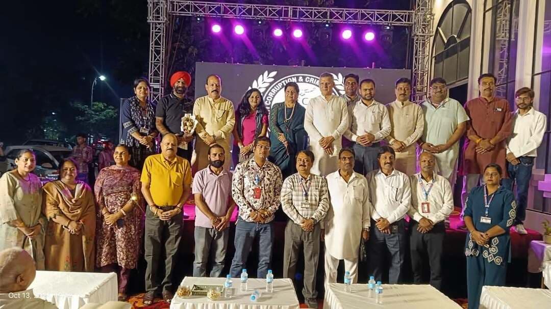 नशे से दूर रहकर युवा बनाएं सशक्त भारत : कंवरपाल
संगीत व शॉर्ट फिल्मों से बताए नशे के दुष्प्रभाव
जगाधरी बस स्टैंड चौक पर नगर निगम ने चलाया जागरूकता अभियान
जगाधरी/यमुनानगर। (राष्ट्रीय कदम) ब्यूरो: नगर निगम और एंटी करप्शन एंड क्राइम प्रिवेंशन द्वारा देर शाम डा. बीआर अंबेडकर चौक (जगाधरी बस स्टैंड चौक) के पास नशा मुक्त भारत अभियान के तहत जागरूकता कार्यक्रम आयोजित किया गया। सेवा संकल्प अभियान के अंतर्गत आयोजित कार्यक्रम का शुभारंभ मुख्य अतिथि पूर्व कैबिनेट मंत्री कंवरपाल, भाजपा जिला अध्यक्ष राजेश सपरा, एसडीएम जगाधरी विश्वनाथ ने दीप प्रज्वलित करके किया। उन्होंने युवाओं और आमजन को नशे से दूर रहने का संदेश दिया गया। उन्होंने युवाओं को नशे के बढ़ते दुष्प्रभावों के प्रति युवाओं को जागरूक किया। कार्यक्रम का मंच संचालन एंटी करप्शन एंड क्राइम प्रिवेंशन के नेशनल प्रेसिडेंट अमित मांकट और जूनियर जसपाल भट्टी ने किया। कार्यक्रम में शॉर्ट फिल्मों और संगीत के माध्यम से नशे के कारण होने वाले सामाजिक और पारिवारिक नुकसानों का प्रदर्शन किया गया। फिल्मों के माध्यम से लोगों को नशे से दूर रहने और दूसरों को भी जागरूक करने के लिए प्रेरित किया गया। मुख्य अतिथि कंवरपाल ने कहा कि विकसित भारत के निर्माण में युवा पीढ़ी की महत्वपूर्ण भूमिका है। इसके लिए युवाओं का शारीरिक रूप से स्वस्थ, मानसिक रूप से मजबूत और आत्मविश्वास से भरपूर होना आवश्यक है। नशे से दूर रहकर युवा शिक्षा, खेल, रोजगार और सामाजिक गतिविधियों में बेहतर योगदान दे सकते हैं।
एसडीएम विश्वनाथ ने कहा कि नशा न केवल व्यक्ति के स्वास्थ्य को नुकसान पहुंचाता है, बल्कि परिवार और समाज पर भी इसका गंभीर प्रभाव पड़ता है। युवाओं को नशे से बचाकर उनकी ऊर्जा को सकारात्मक दिशा में लगाना समय की जरूरत है।
भाजपा जिला अध्यक्ष राजेश सपरा ने युवाओं से अपील की कि वे नशे को जीवन में कभी जगह न दें और अपने साथियों को भी इससे दूर रहने के लिए प्रेरित करें। समाज के प्रत्येक वर्ग को नशा मुक्ति के प्रयासों में भागीदारी निभानी चाहिए, ताकि आने वाली पीढ़ी को स्वस्थ और सुरक्षित वातावरण मिल सके। उन्होंने कहा कि नशा मुक्त समाज बनाने के लिए जागरूकता सबसे प्रभावी माध्यम है। ऐसे कार्यक्रमों के जरिए युवाओं को नशे के दुष्परिणामों से अवगत कराने के साथ उन्हें स्वस्थ जीवनशैली अपनाने के लिए प्रेरित किया जा रहा है। कार्यक्रम के अंत में मुख्य अतिथि द्वारा प्रतिभागियों को सम्मानित किया गया। मौके पर नगर निगम के सहायक अभियंता मुनेश्वर भारद्वाज, मुख्य सफाई निरीक्षक हरजीत सिंह, समाज कल्याण बोर्ड की पूर्व चेयरपर्सन रोजी मलिक आनंद, जिला महामंत्री नरेंद्र सिंह राणा, पार्षद प्रियांक शर्मा, नगर निगम की सोशल मीडिया इंचार्ज मुक्ता आदि मौजूद रहें।