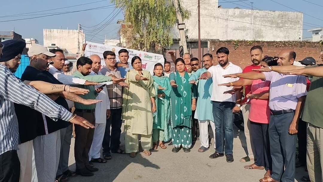 स्वच्छता को आदत बनाएं, तभी बदलेगी शहर की तस्वीर : सुमन बहमनी
अमर विहार में मेयर ने झाड़ू लगाकर चलाया सफाई अभियान, नागरिकों को दिलाई स्वच्छता की शपथ
जगाधरी। (राष्ट्रीय कदम) ब्यूरो: स्वच्छता ही सेवा एवं सेवा संकल्प अभियान के तहत नगर निगम की ओर से वार्ड नंबर 3 की अमर विहार कॉलोनी में विशेष सफाई अभियान चलाया गया। इसमें मेयर सुमन बहमनी ने स्वयं झाड़ू लगाकर लोगों को स्वच्छता का संदेश दिया। अभियान में वार्ड पार्षद जयंत स्वामी, सफाई निरीक्षक सचिन कंबोज, स्वच्छ भारत मिशन के विशेषज्ञ दुर्गेश कुमार और स्थानीय निवासियों ने भी पूरी कॉलोनी की सभी गलियों की सफाई की और कचरे का उठान किया।
अभियान के दौरान मेयर और निगम की टीम ने क्षेत्र में सफाई की तथा लोगों को अपने आसपास स्वच्छ वातावरण बनाए रखने के लिए प्रेरित किया। नागरिकों से अपील की गई कि वे कचरा सड़कों और खाली स्थानों पर न फेंकें तथा नगर निगम के सफाई अभियान में सक्रिय भागीदारी निभाएं। मेयर सुमन बहमनी ने कहा कि शहर को साफ-सुथरा बनाने के लिए जरूरी है कि हर व्यक्ति अपने घर के साथ-साथ गली, मोहल्ले और सार्वजनिक स्थानों की स्वच्छता का भी ध्यान रखे। सफाई के लिए केवल विशेष अभियान चलाना पर्याप्त नहीं है, बल्कि स्वच्छता को अपनी दिनचर्या का हिस्सा बनाना होगा। उन्होंने कहा कि नागरिक गीले और सूखे कचरे को अलग-अलग रखें और घरेलू कचरा इधर-उधर फेंकने के बजाय डोर-टू-डोर कचरा संग्रहण वाहन को सौंपें। जन सहयोग से ही स्वच्छता अभियान को सफल बनाया जा सकता है। उन्होंने कहा कि स्वच्छता किसी एक दिन का अभियान नहीं, बल्कि निरंतर निभाई जाने वाली जिम्मेदारी है। सफाई अभियान के बाद मेयर ने जनप्रतिनिधियों, अधिकारियों, कर्मचारियों और स्थानीय निवासियों को स्वच्छता की शपथ दिलाई। सभी ने अपने आसपास साफ-सफाई बनाए रखने, कचरे का उचित निस्तारण करने और स्वच्छता गतिविधियों में निरंतर सहयोग देने का संकल्प लिया।