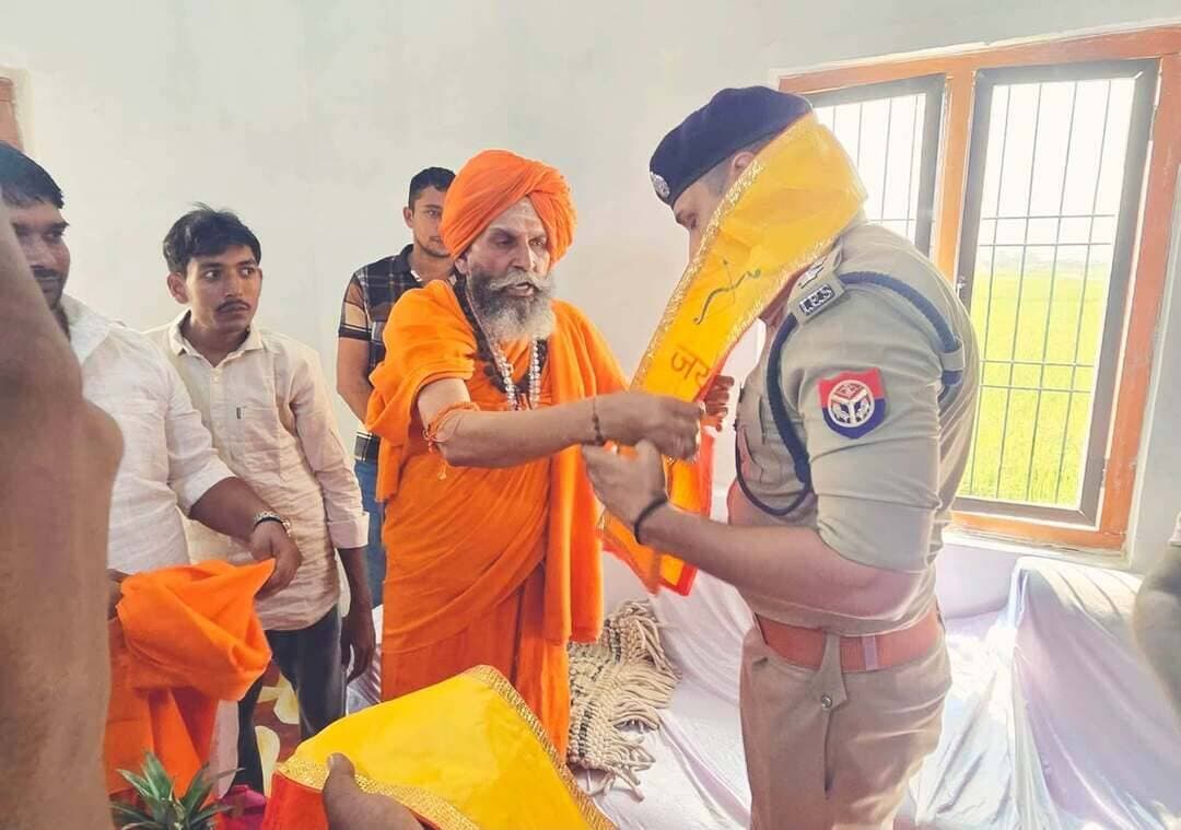 प्रतापगढ़ के पुलिस अधीक्षक (IPS) श्री दीपक भूकर जी ने परम पूज्य गुरुदेव भगवान भागवतभूषण श्री संतोष जी महाराज से शिष्टाचार भेंट कर आशीर्वाद प्राप्त किया।
इस अवसर पर सनातन धर्म की महिमा,सांस्कृतिक मूल्यों एवं जनकल्याण से जुड़े विभिन्न विषयों पर सार्थक आध्यात्मिक चर्चा हुई।