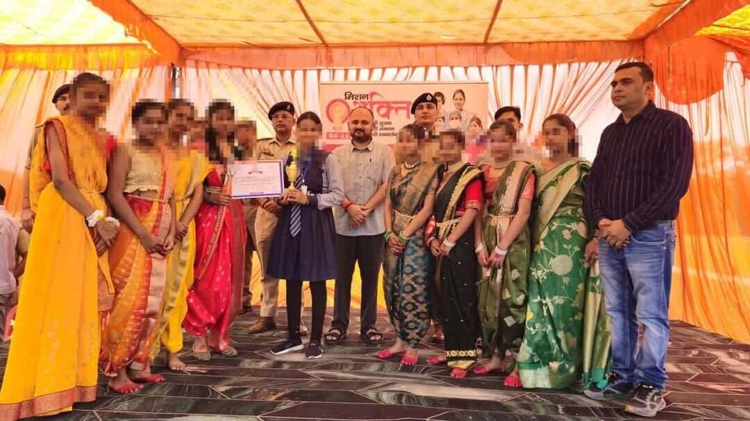 👉 मिशन शक्ति अभियान फेज-6.0 के अंतर्गत पुलिस लाइन सभागार में कार्यक्रम आयोजित, जिलाधिकारी एवं पुलिस अधीक्षक द्वारा छात्राओं को प्रशस्ति पत्र देकर किया गया सम्मानित।
➡️ महिलाओं एवं बालिकाओं की सुरक्षा, सम्मान एवं स्वावलम्बन के उद्देश्य से संचालित मिशन शक्ति अभियान फेज-6.0 के अंतर्गत आज दिनांक 14.10.2026 को पुलिस लाइन, प्रतापगढ़ स्थित सभागार में कार्यक्रम आयोजित किया गया। कार्यक्रम में जिलाधिकारी प्रतापगढ़ श्री अभिषेक पाण्डेय एवं पुलिस अधीक्षक प्रतापगढ़ श्री दीपक भूकर उपस्थित रहे।
➡️ कार्यक्रम में जीजीआईसी कॉलेज, संस्कार ग्लोबल स्कूल एवं साकेत इंटर कॉलेज के छात्र-छात्राओं ने प्रतिभाग किया। इस अवसर पर जिलाधिकारी प्रतापगढ़ एवं पुलिस अधीक्षक प्रतापगढ़ द्वारा छात्राओं को प्रशस्ति पत्र प्रदान कर सम्मानित किया गया।
➡️ कार्यक्रम के दौरान मुख्य विकास अधिकारी प्रतापगढ़ श्री राम मोहन मीणा, अपर पुलिस अधीक्षक पश्चिमी श्री बृजनन्दन राय, सहायक पुलिस अधीक्षक/क्षेत्राधिकारी रानीगंज श्री प्रशान्त राज एवं प्रतिसार निरीक्षक श्री राजीव राय सहित अन्य अधिकारी एवं कर्मचारीगण उपस्थित रहे।
जनपद प्रतापगढ़ पुलिस महिलाओं एवं बालिकाओं की सुरक्षा, सम्मान एवं स्वावलम्बन के प्रति प्रतिबद्ध है।
#missionshakti