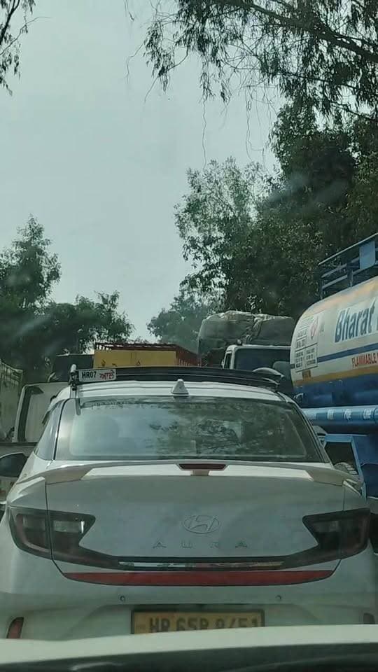 दामला से रादौर रोड पर पिछले एक घंटे से लगा लंबा जाम
