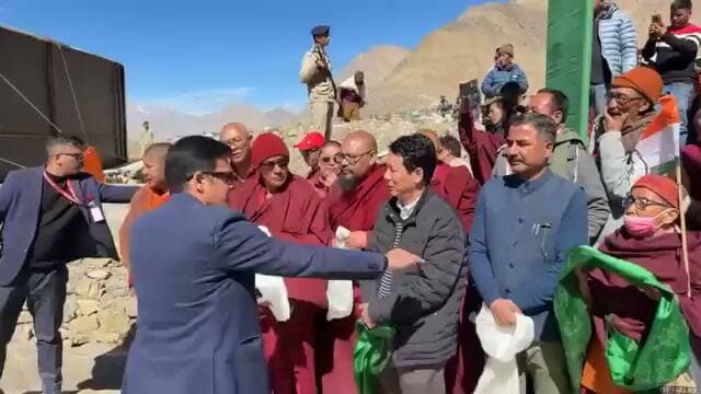 काजा LIVE 📍 मुख्यमंत्री ठाकुर सुखविंद्र सिंह सुक्खू का लाहौल-स्पीति के काजा हेलीपैड पहुंचने पर भव्य स्वागत 🎉
देखिए, स्वागत की खास तस्वीरें… 👇
#Kaza #LahaulSpiti #CM सुखविंदर सिंह सुक्खू #HimachalPradesh #HimachalNews #HimachalPrimeNews