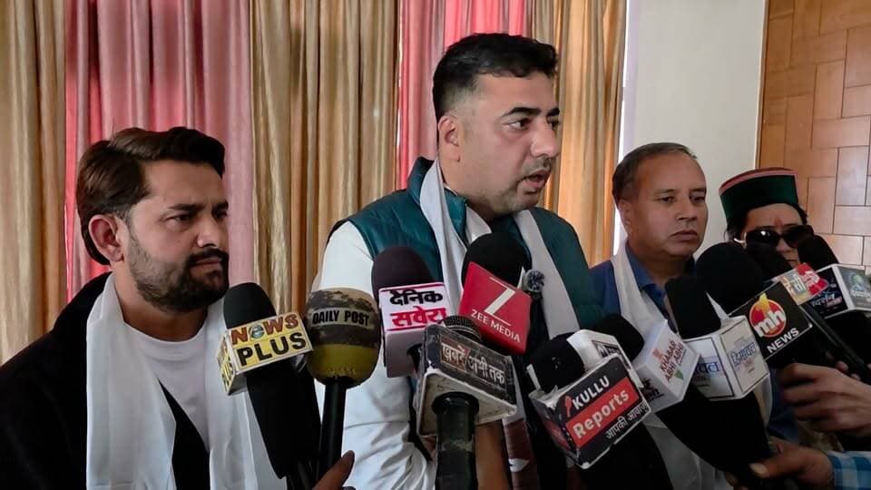 कुल्लू मे आज हिमाचल प्रदेश किसान कांग्रेस की प्रेस वार्ता प्रदेश अध्यक्ष रवि शर्मा