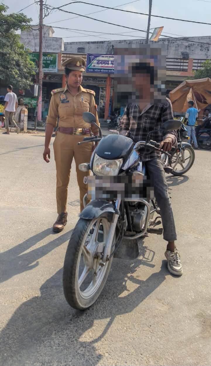बाराबंकी में मिशन शक्ति फेज-6 के तहत एंटी रोमियो अभियान तेज, शोहदों पर कसी नकेल!
एसपी रवीना त्यागी के निर्देशन में बाराबंकी पुलिस ने सभी थानों में एंटी रोमियो चेकिंग चलाई। बाजारों, स्कूलों और धार्मिक स्थलों पर शोहदों से पूछताछ कर कार्रवाई की और महिलाओं को सुरक्षा के प्रति जागरूक किया।
#MissionShakti #barabankipolice #viralpost