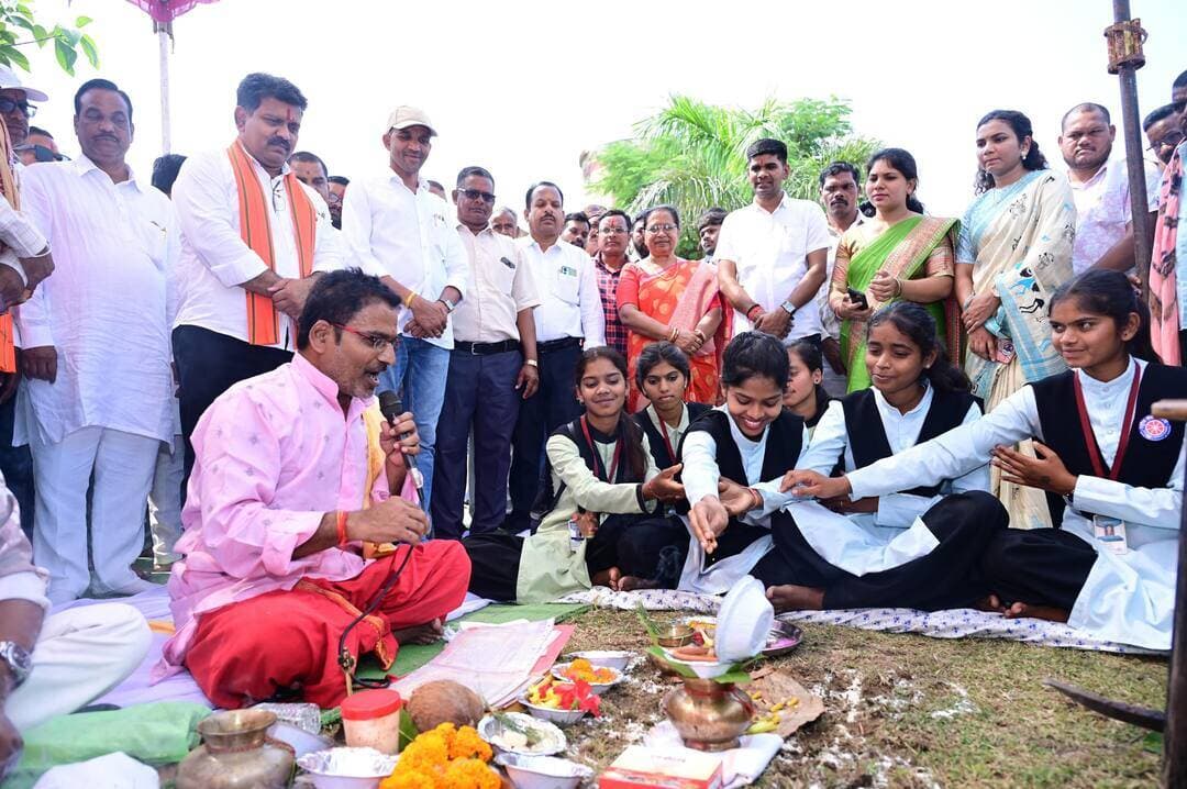 उप मुख्यमंत्री एवं कवर्धा विधायक श्री विजय शर्मा ने सहसपुर लोहारा के शासकीय गजानंद माधव मुक्तिबोध महाविद्यालय में ₹30 लाख की लागत से अतिरिक्त कक्ष का भूमिपूजन किया। साथ ही बाउंड्रीवॉल एवं बालिका शौचालय के लिए ₹20 लाख की घोषणा की।
‘युवा शक्ति संवाद’ में विद्यार्थियों को अनुशासन, मेहनत और स्पष्ट लक्ष्य के साथ आगे बढ़ने तथा एआई को अपनी ताकत बनाकर विवेकपूर्ण उपयोग करने के लिए प्रेरित किया।
#YuvaShakti #HigherEducation #DigitalEducation #VijaySharma #Kabirdham