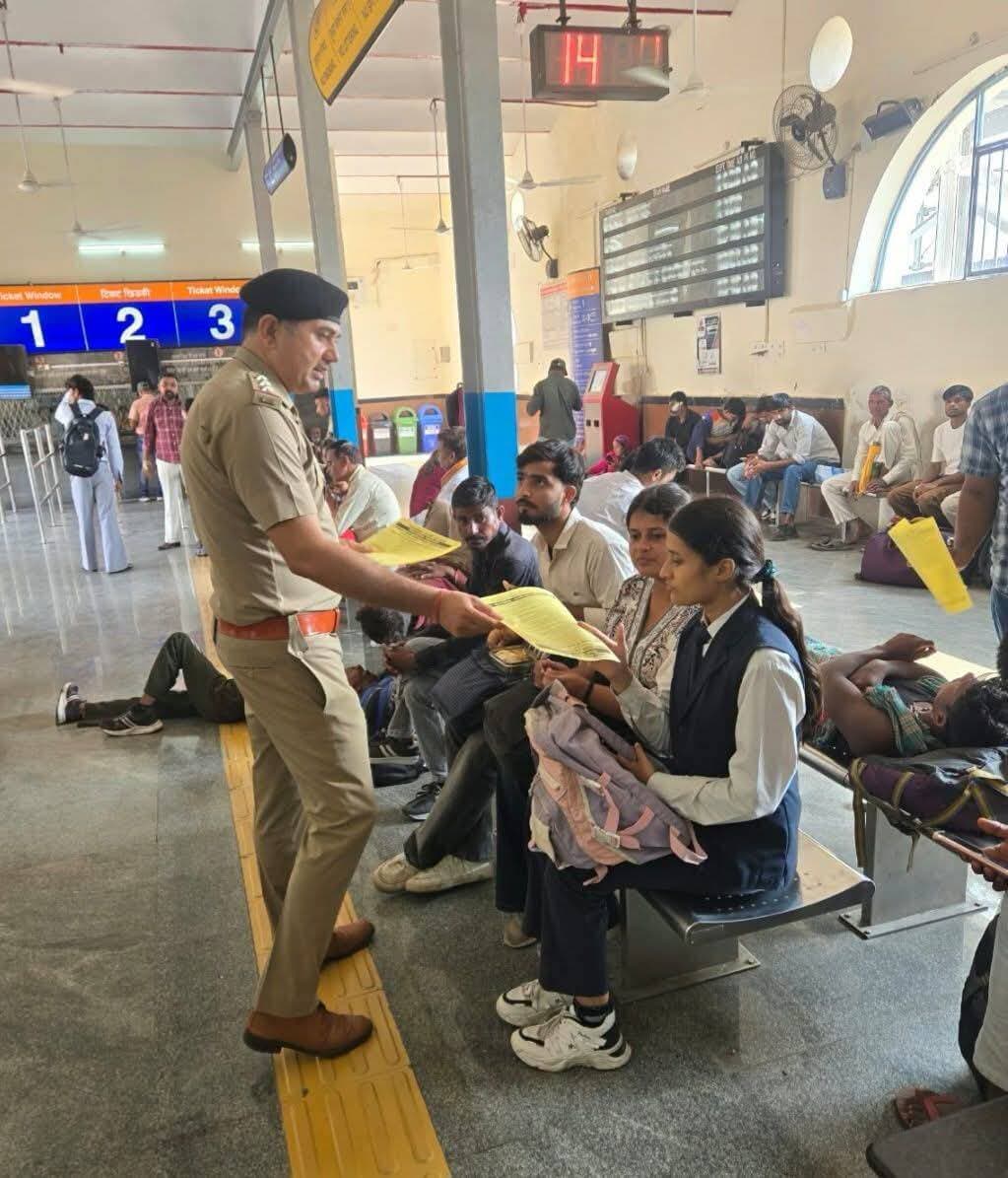 "क्यूआर कोड ठगी" के संबंध में थाना साइबर अपराध प्रभारी रविंद्र कुमार ने अपनी टीम के साथ रेलवे स्टेशन यमुनानगर तथा अग्रसेन चौक जगाधरी में सेवा संकल्प अभियान के दौरान पहुंचे आम नागरिकों को साइबर ठगी के इस तरीके के बारे में विस्तार से जानकारी देकर किया जागरूक।