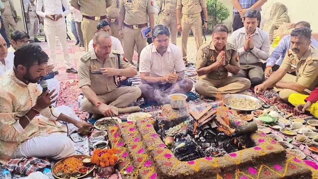 संभल: संभल की सत्यव्रत पुलिस चौकी पर शारदीय नवरात्र के दिन हुआ भव्य हवन-पूजन